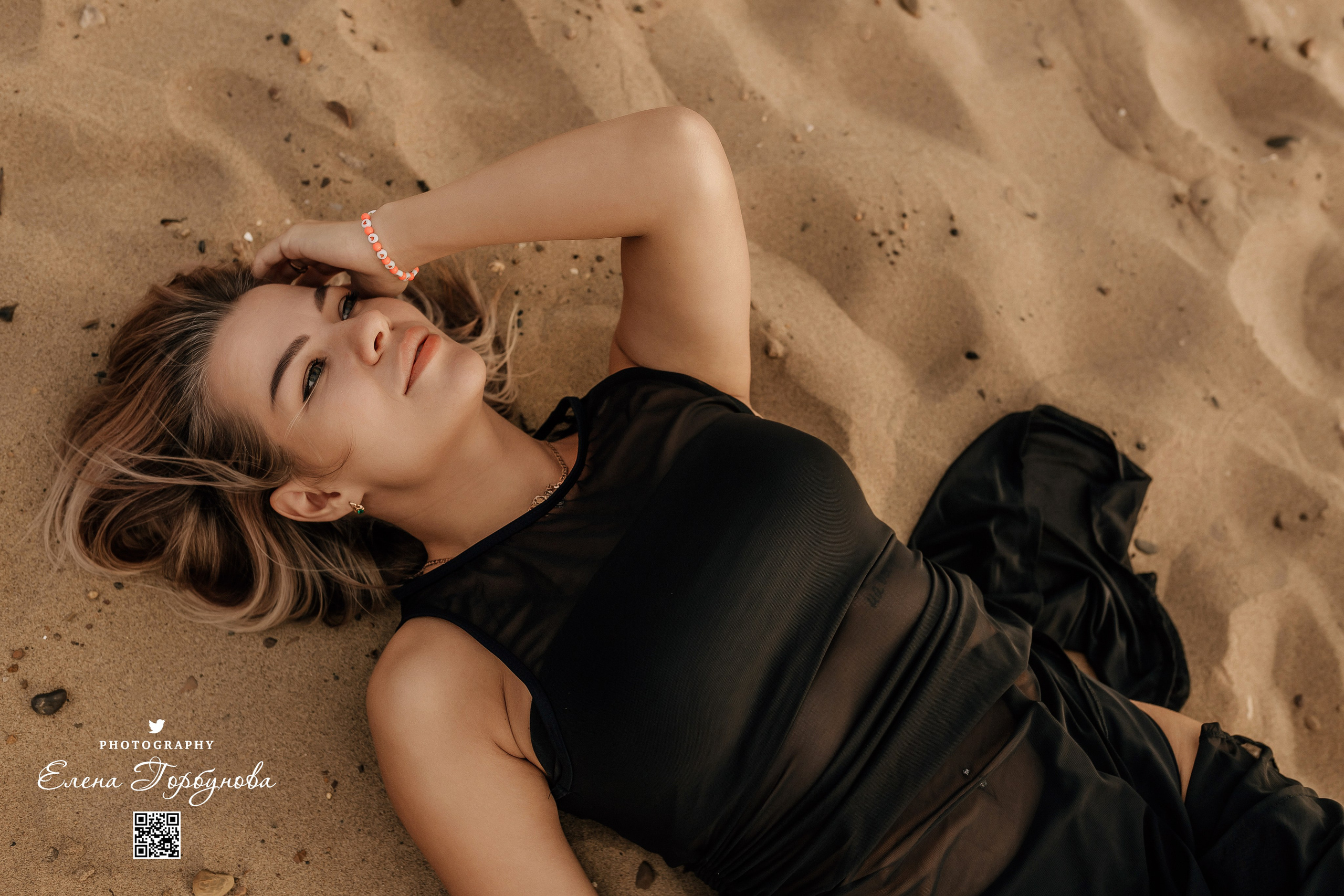 Фотосессия с черной тканью. Легкая черная вуаль летит на вертру. Фотосессия у реки черная серия с тканью. Девушка укуталась в черную ткань. Прогулка по набережной. Песок, речка, модель в черном. Качели над водой, Закат. Девушка лежит на песке