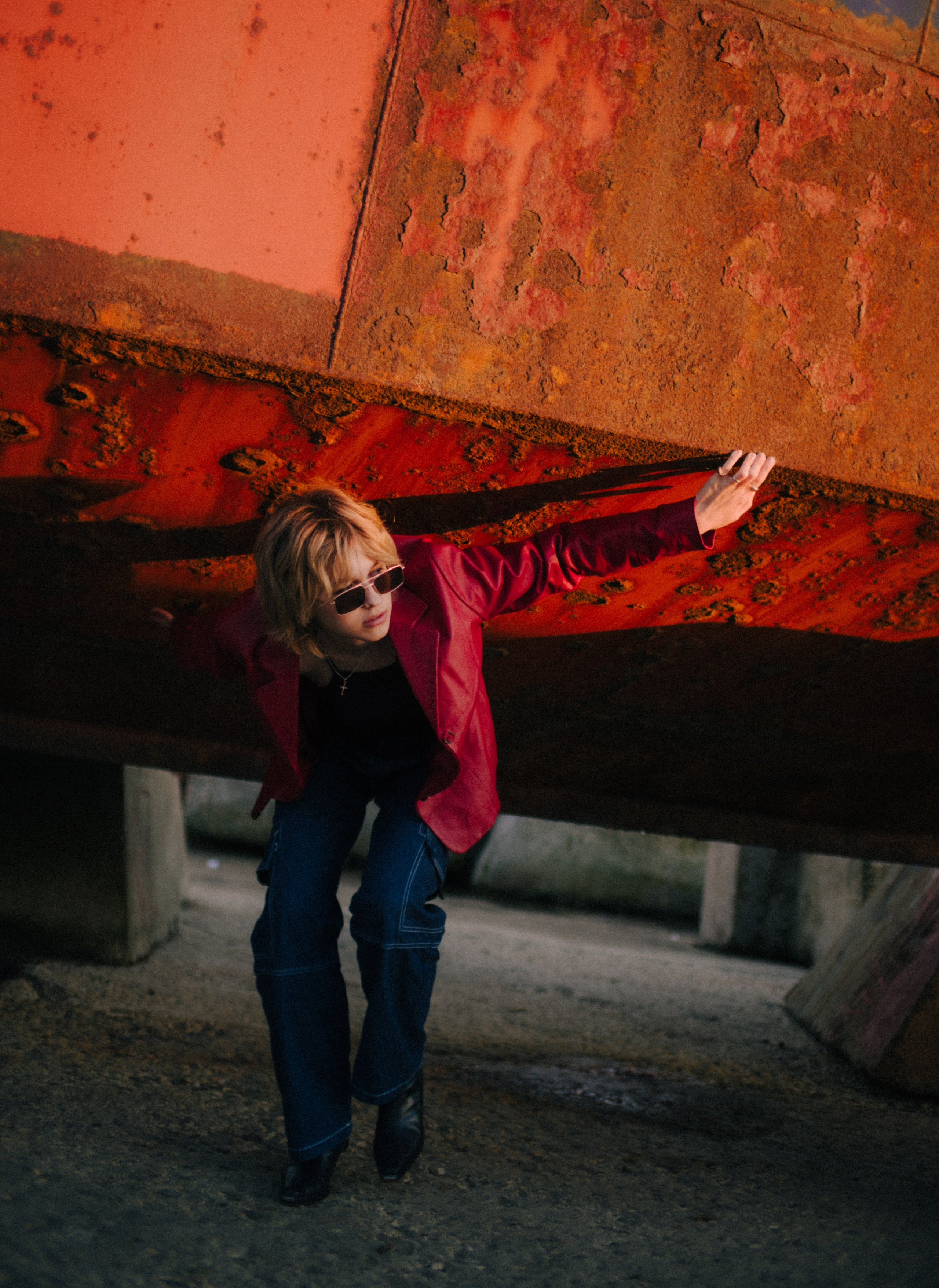 Вика среди заброшенных кораблей. Главная