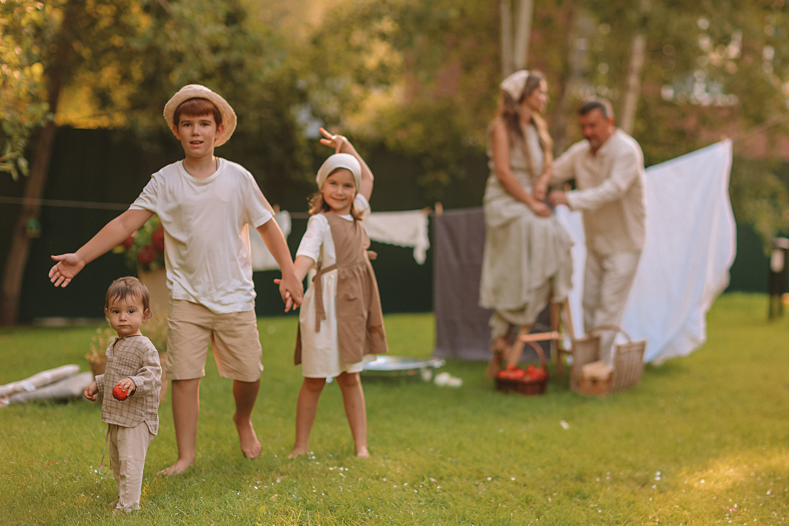 Стирка у дома. Семейный фотограф Тюмень, фотограф на роды Салмина Мария