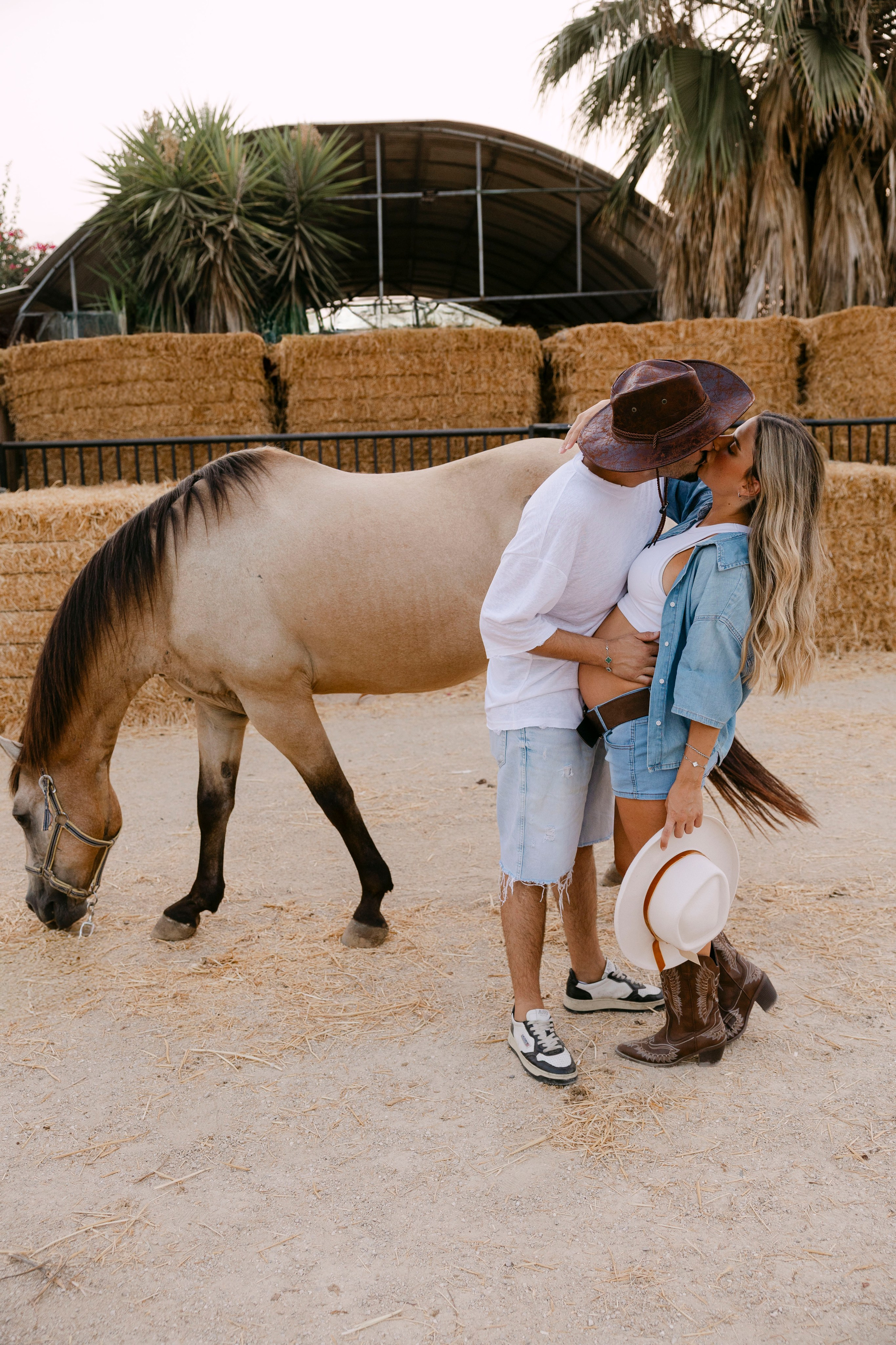 Pregnancy photoshoot at the horse farm. Главная
