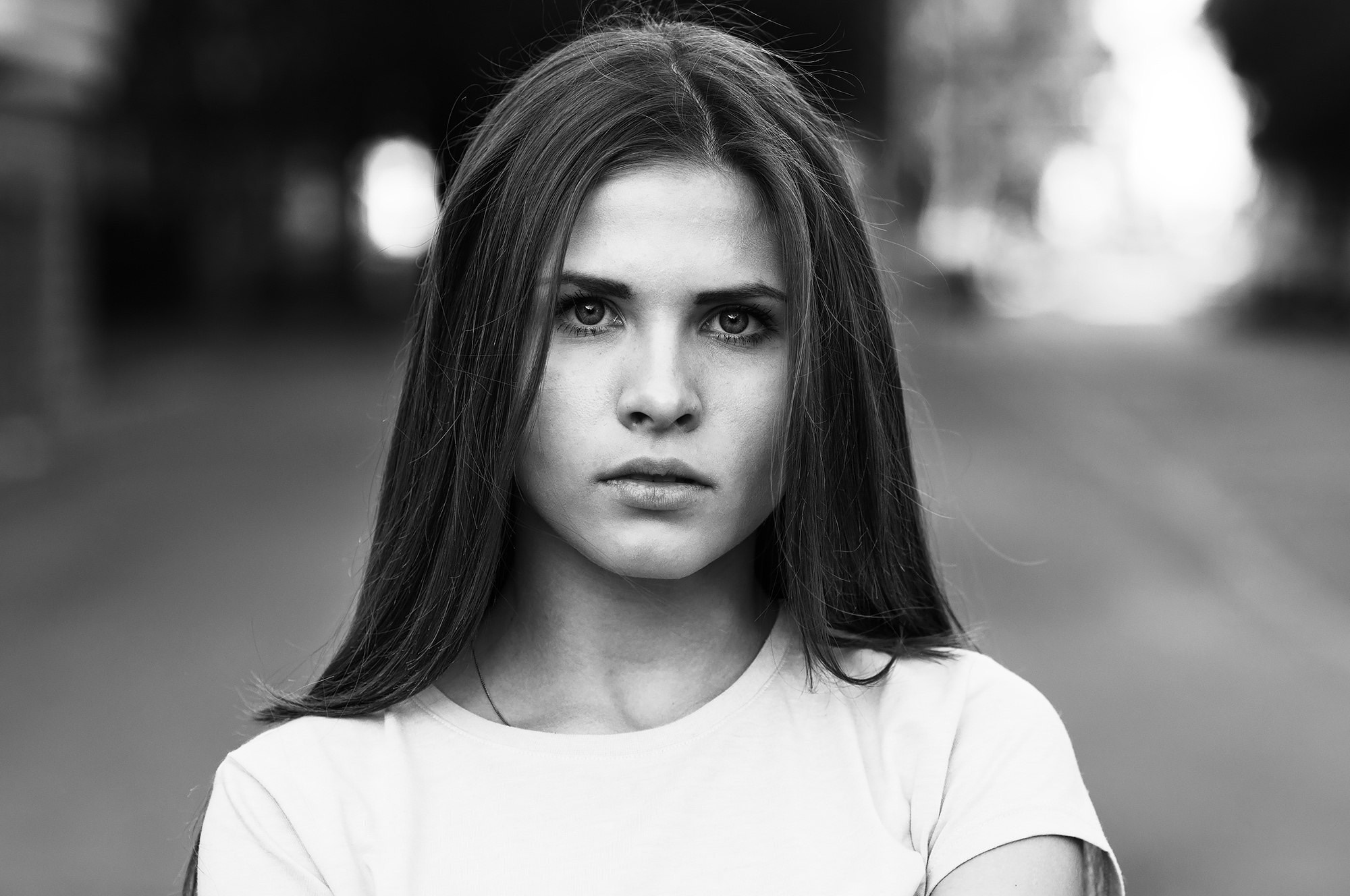 Черно-белый портрет девушки с длинными волосами на природе — атмосферная выездная съемка для каталога.