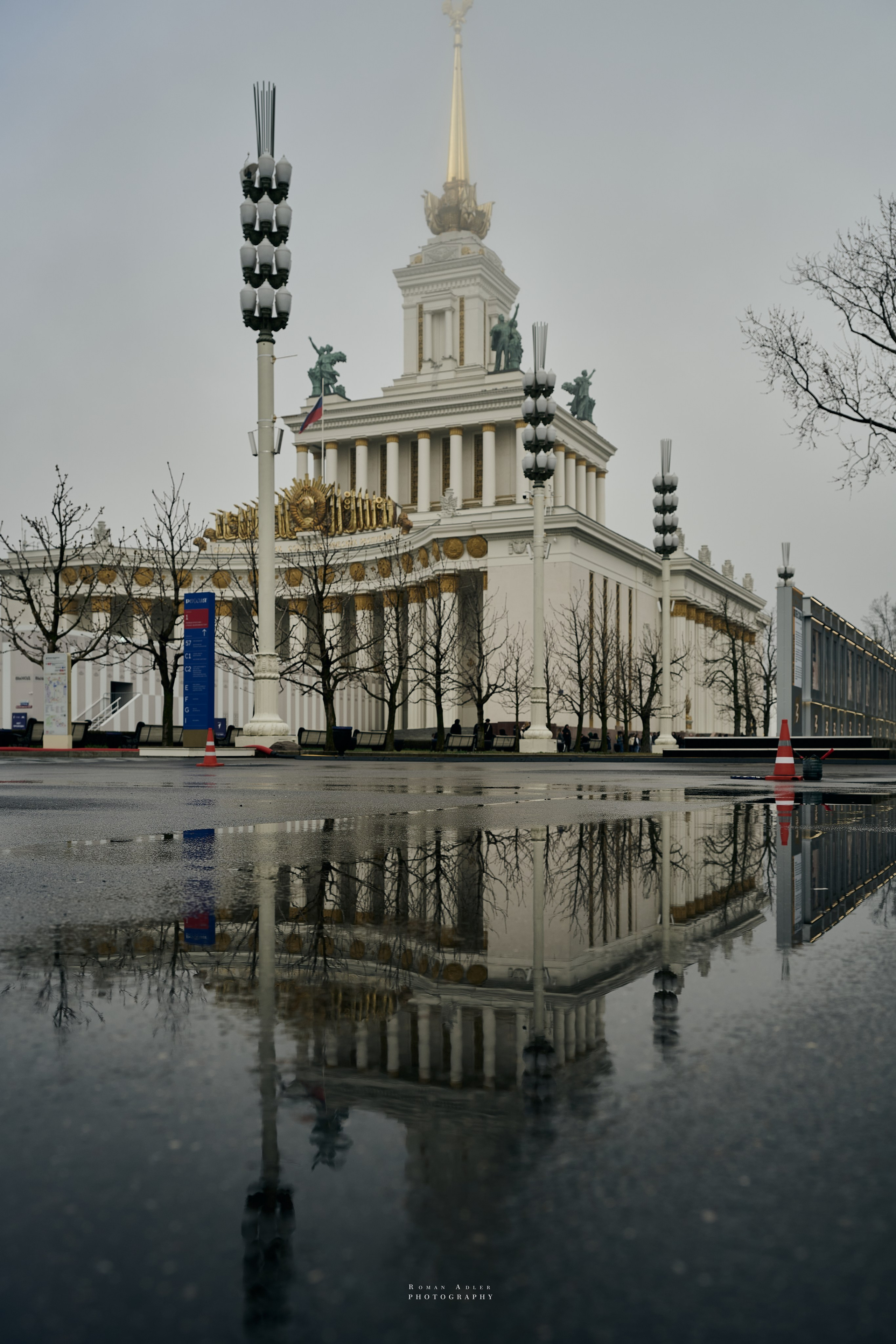 Туманное утро на ВДНХ. Фотограф Роман Адлер