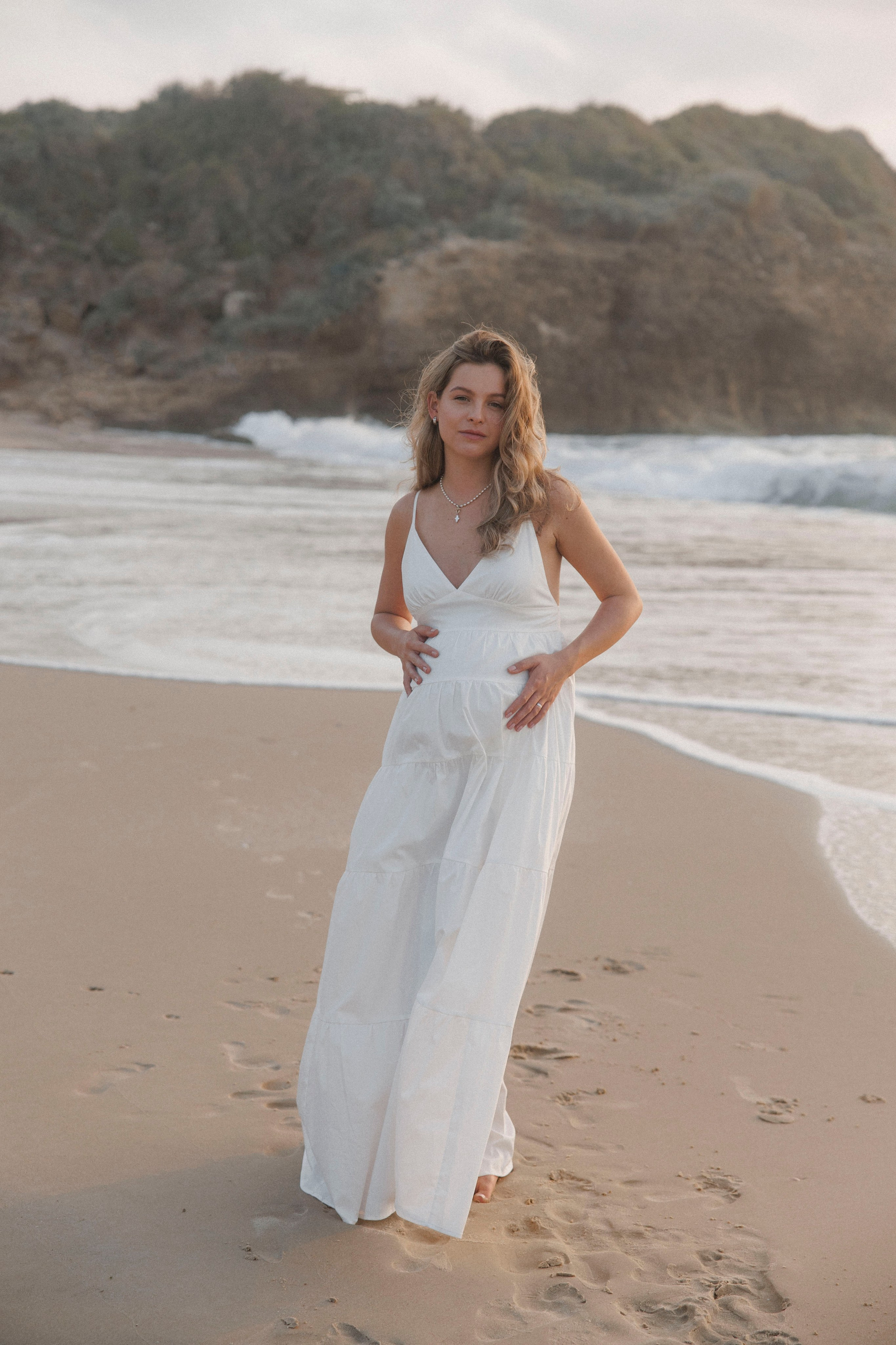 Pregnancy photoshoot near the sea (cloudy weather). Главная