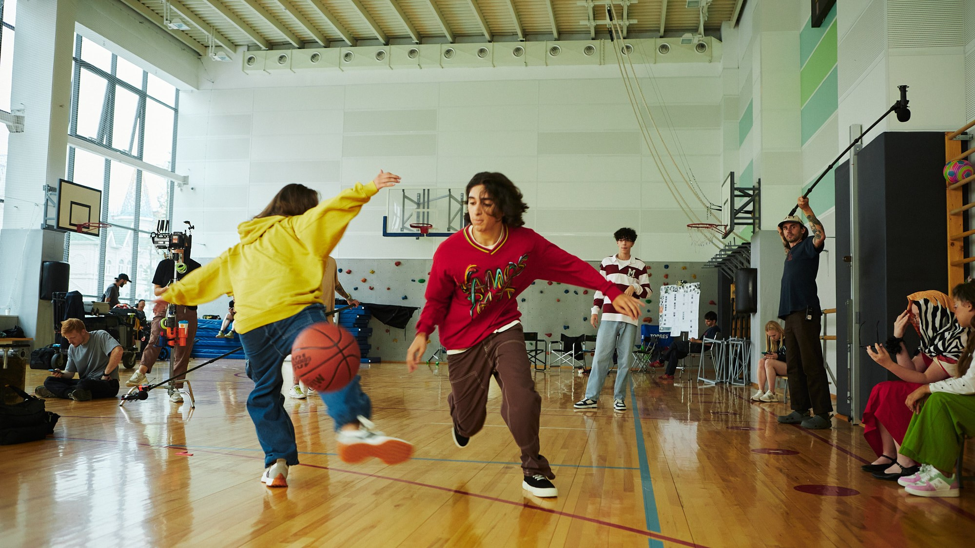 Бэкстейдж сериала «Школота» — репортажная фотосъёмка съёмочного процесса. Репортажный фотограф в Москве — Дмитрий Тарасов | Съёмка мероприятий, концертов, корпоративов