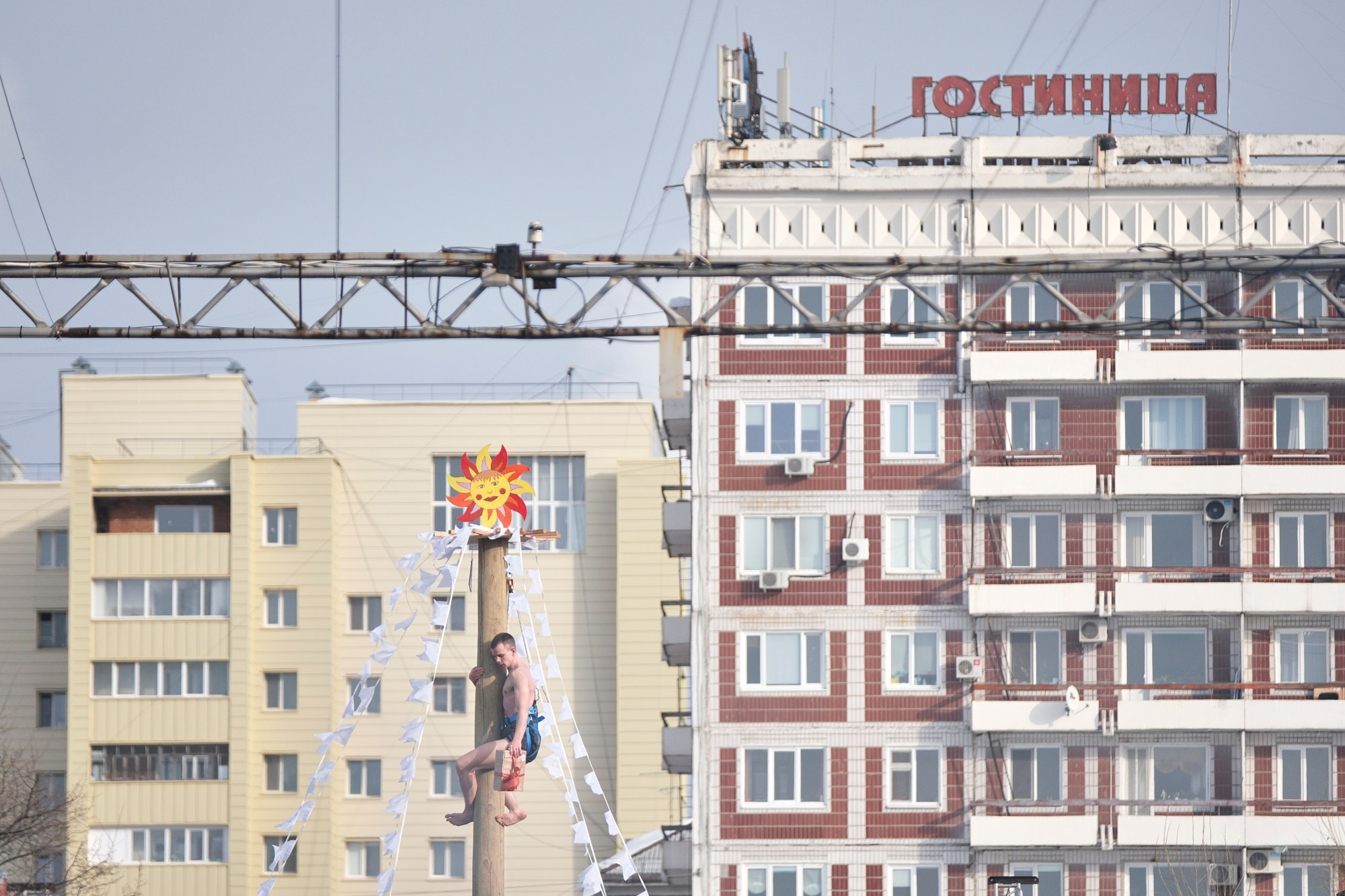 Участник широкой Масленицы на столбе с призом. 2 марта, 2025. Никита Гольцов / РИА Томск.