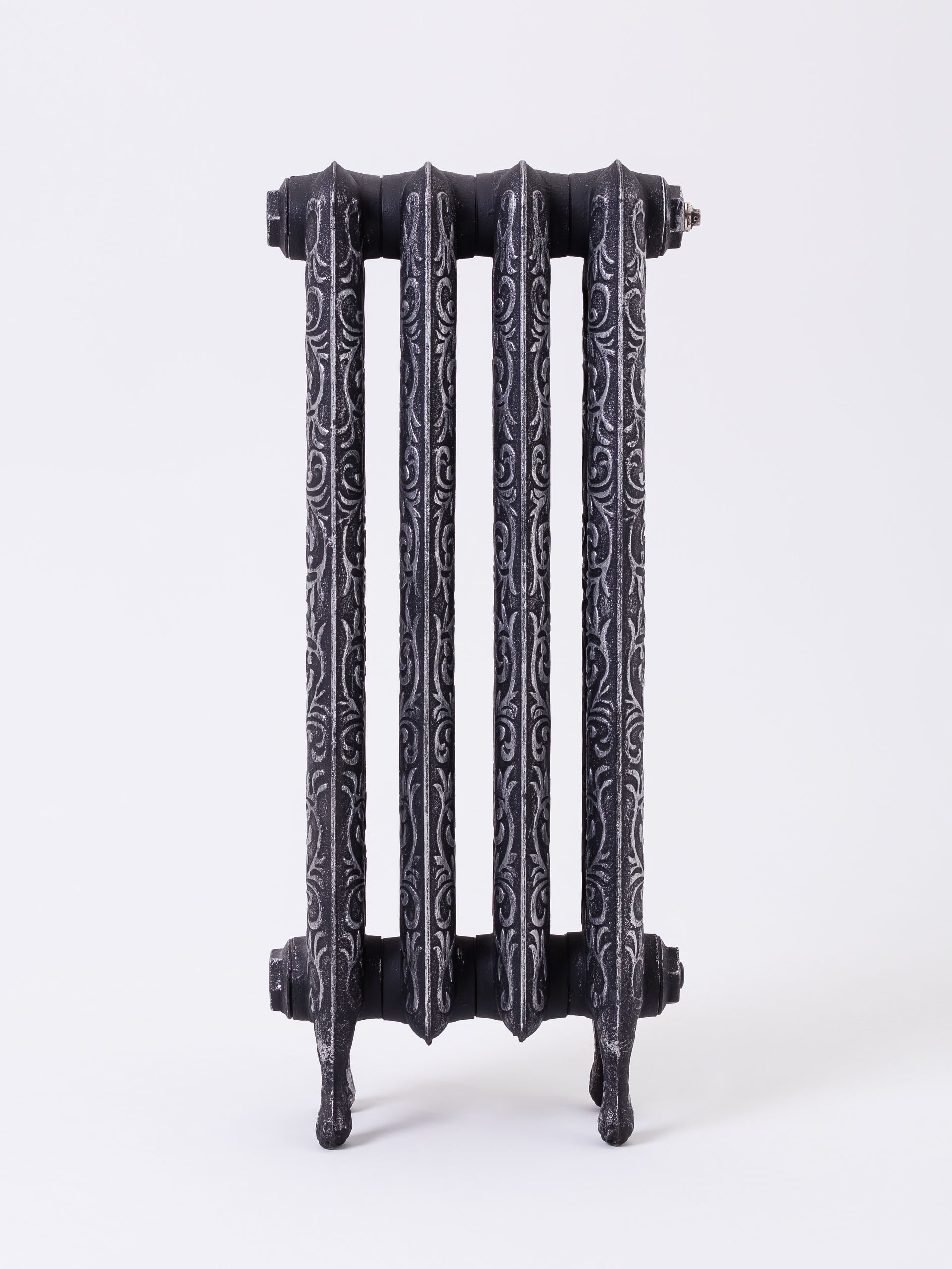 Предметные фотографии дизайнерских радиаторов отопления в стиле ретро