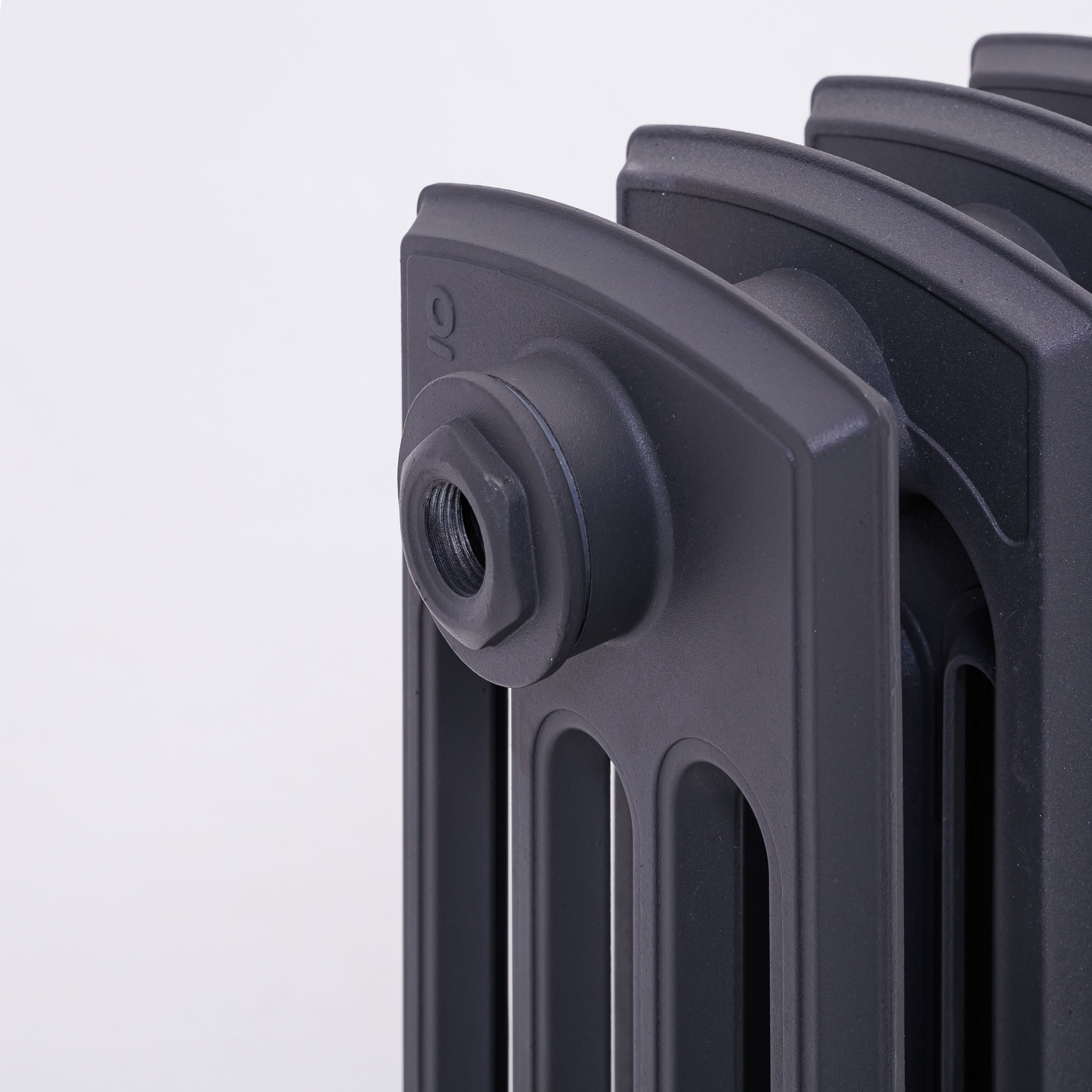 Предметные фотографии дизайнерских радиаторов отопления в стиле ретро