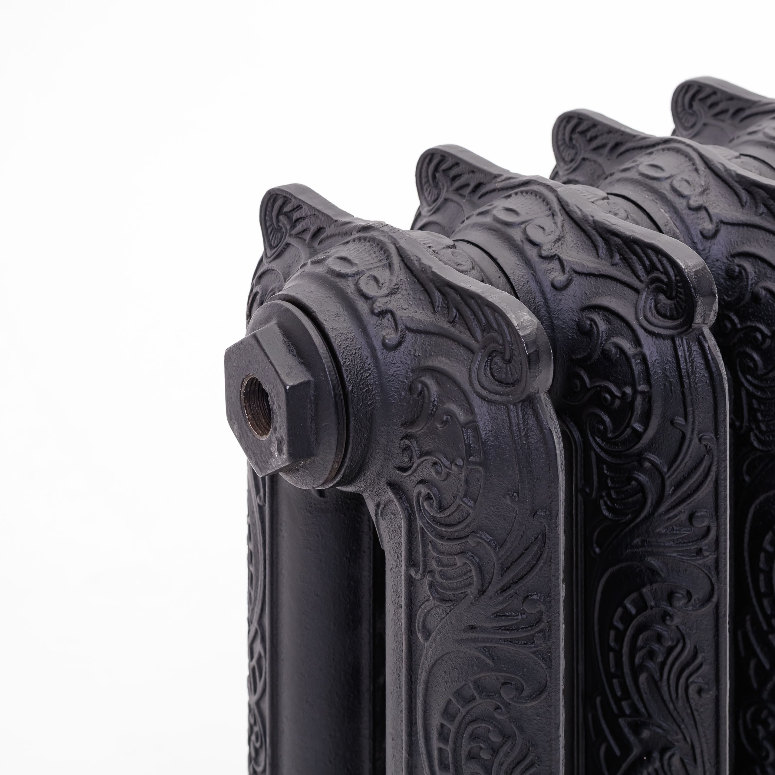 Предметные фотографии дизайнерских радиаторов отопления в стиле ретро