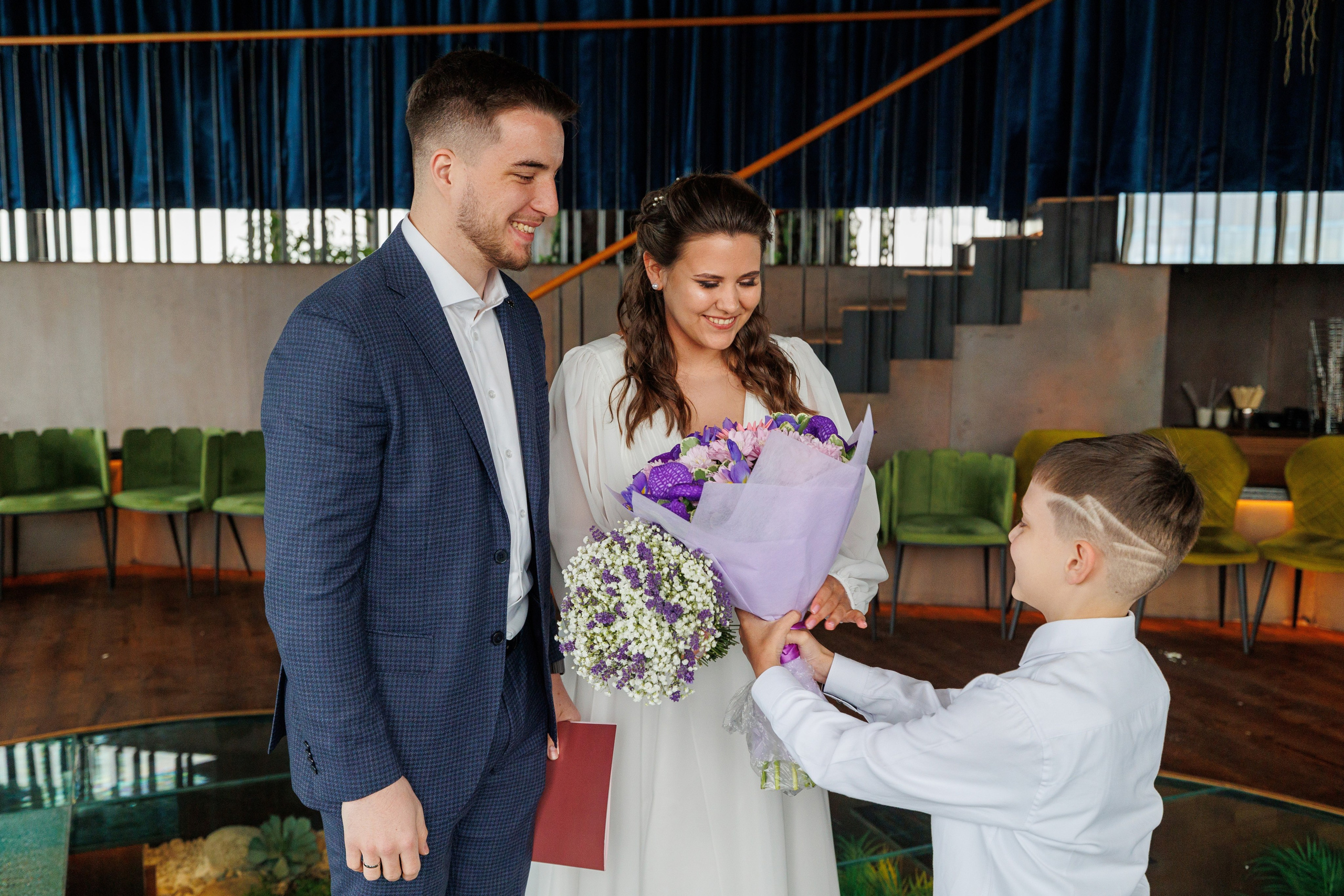 Фотограф на регистрацию в ЗАГС Москва Сити Birds Башня ОКО. Примеры фото, отзывы молодоженов и заявка на регистрацию через официальный сайт.