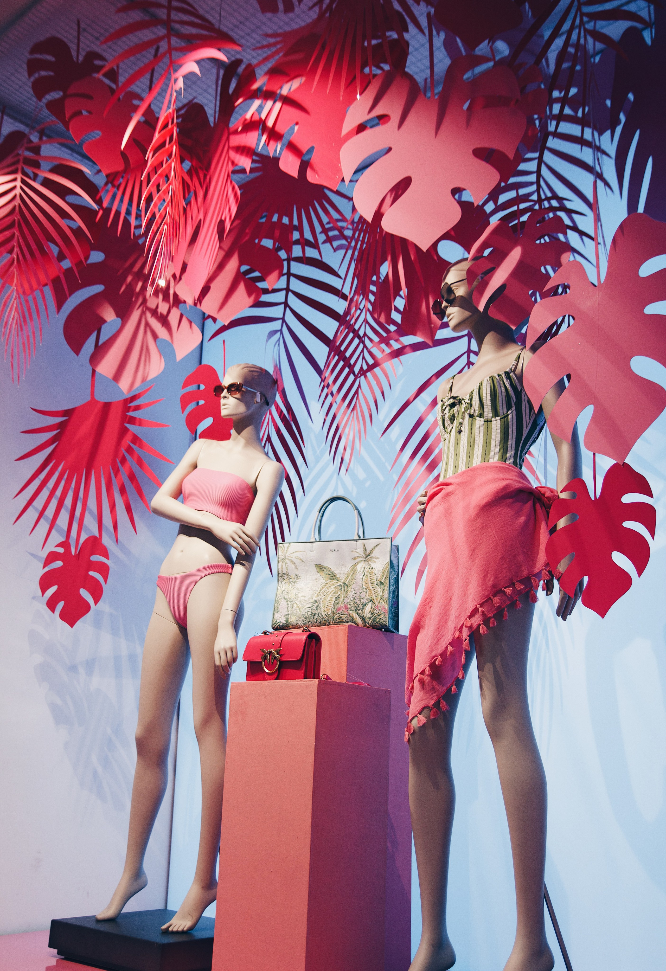 Оформление витрин Универмаг первый 2023. Ксения Почтарь. Декоратор и флорист, город Владивосток