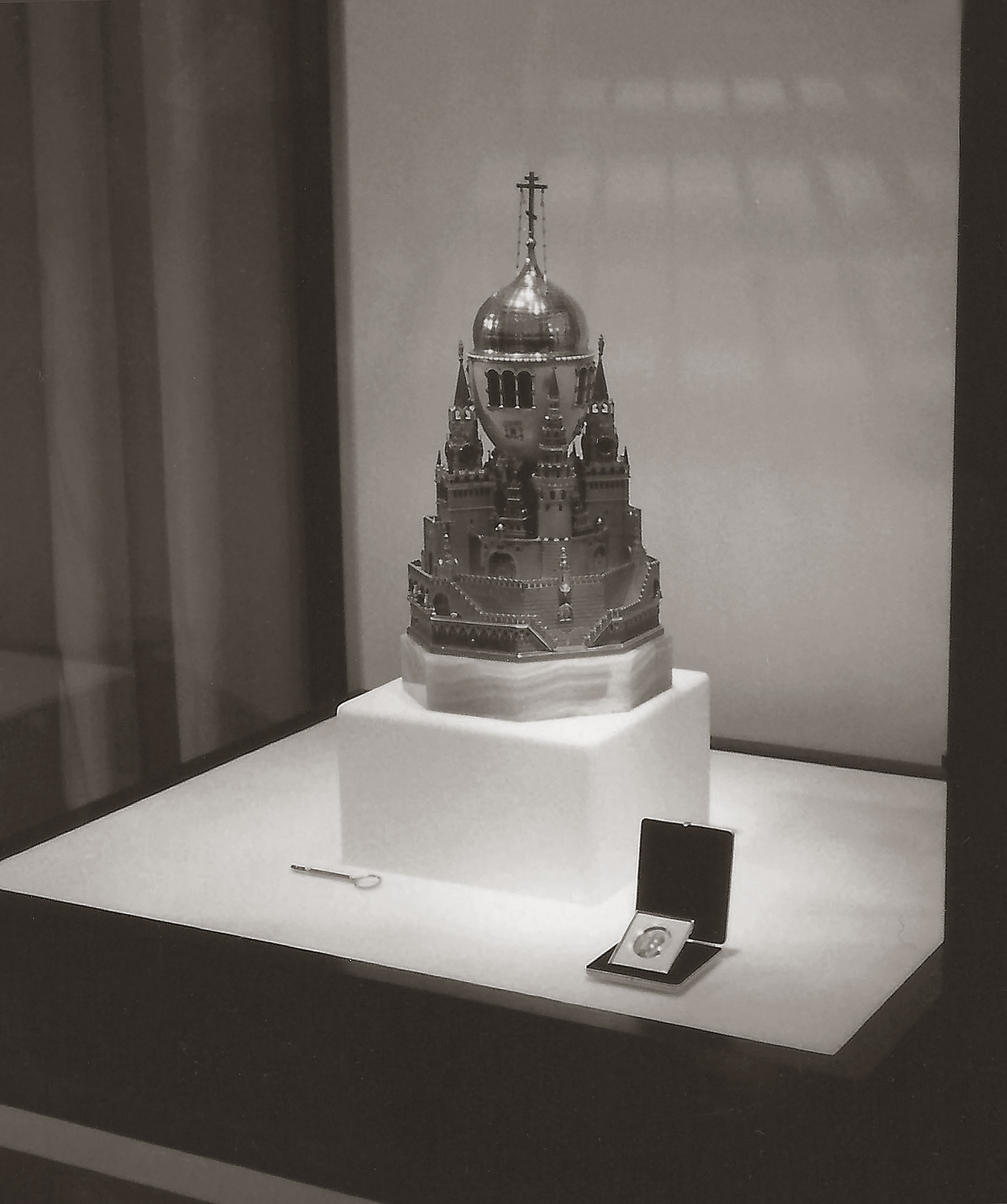 Центральная витрина выставки "Мир Фаберже», Музеи Московского Кремля, 1992 