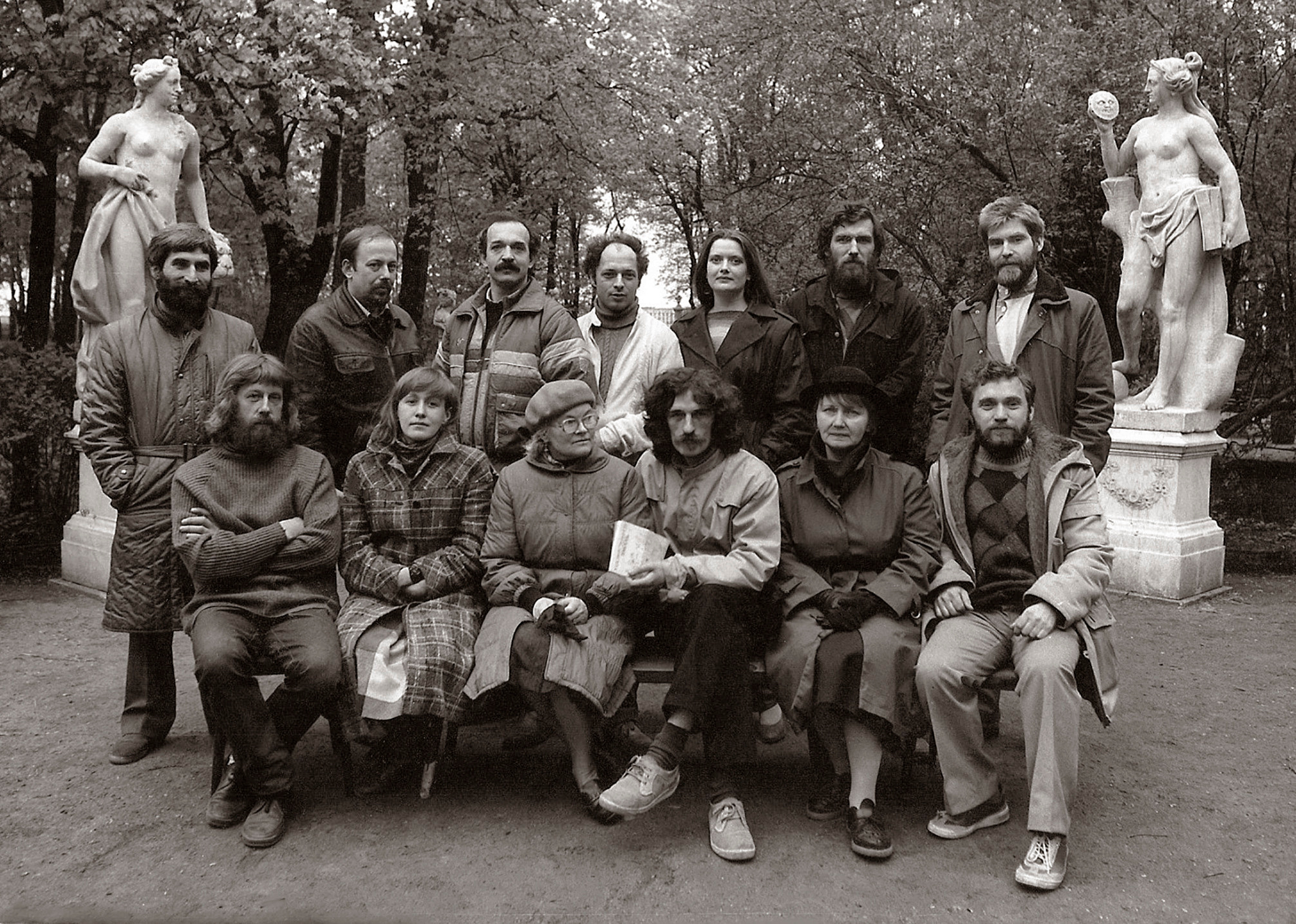 Участники первой ленинградской выставки "Художественная эмаль". сидят: А.В.Гущин, А.В. Сорокина, Ю.И. Пасс-Александрова, А.А. Максимов, И.И. Птахова, Н.А. Яшманов, стоят: Т.К. Дзебисашвили, И.Е. Чупрун, Л.А. Немцов, В.М. Чернаков, Е.А. Ковалёва, В.Ю. Соханевич, А.Г. Кожин. Летний сад. Кофейный домик. 1987