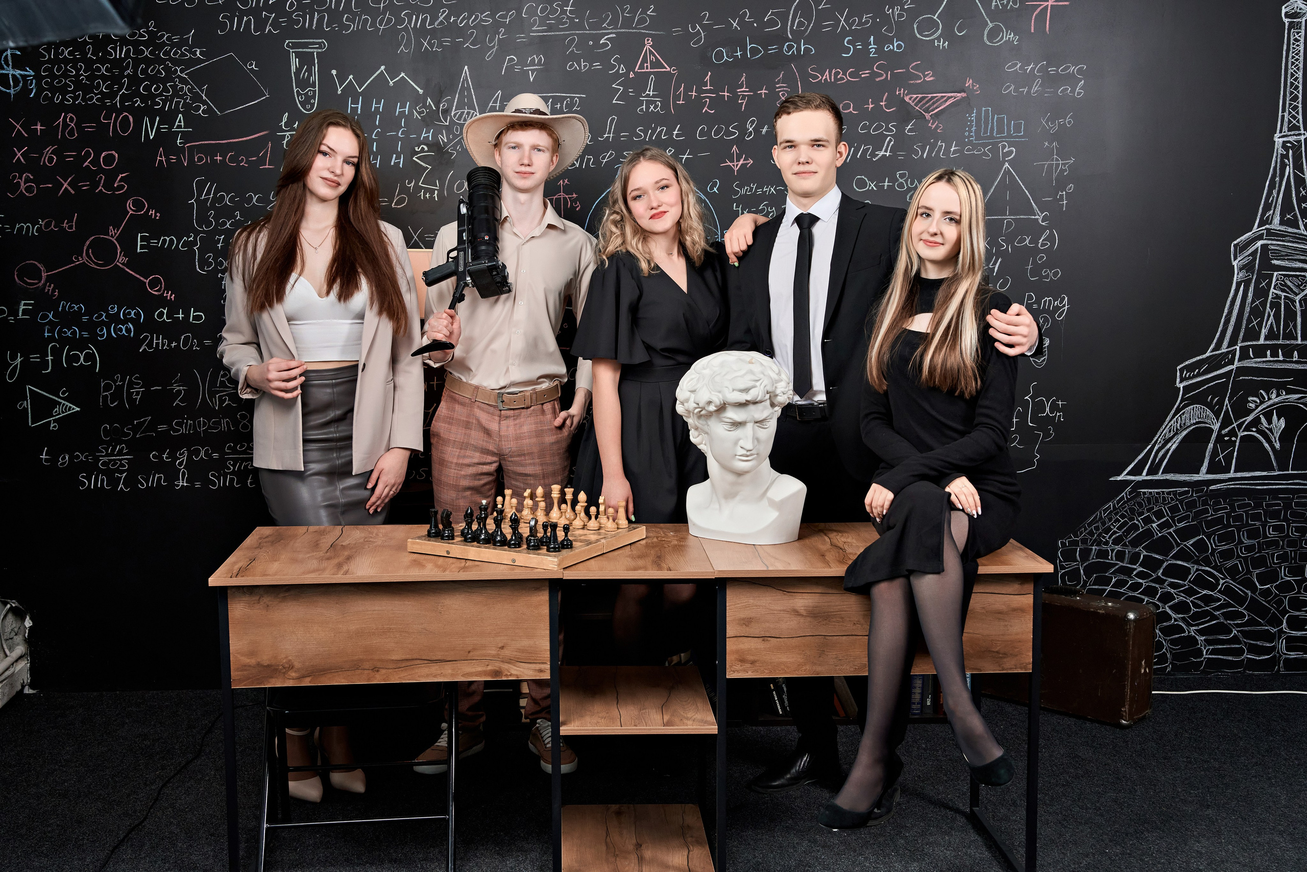 Выпускные альбомы для 9-11 классов. Фотосъёмка в студии. Калуга. Фотограф Меняйло Евгений. Свадьба. Портрет. Репортаж. Семья. Контент