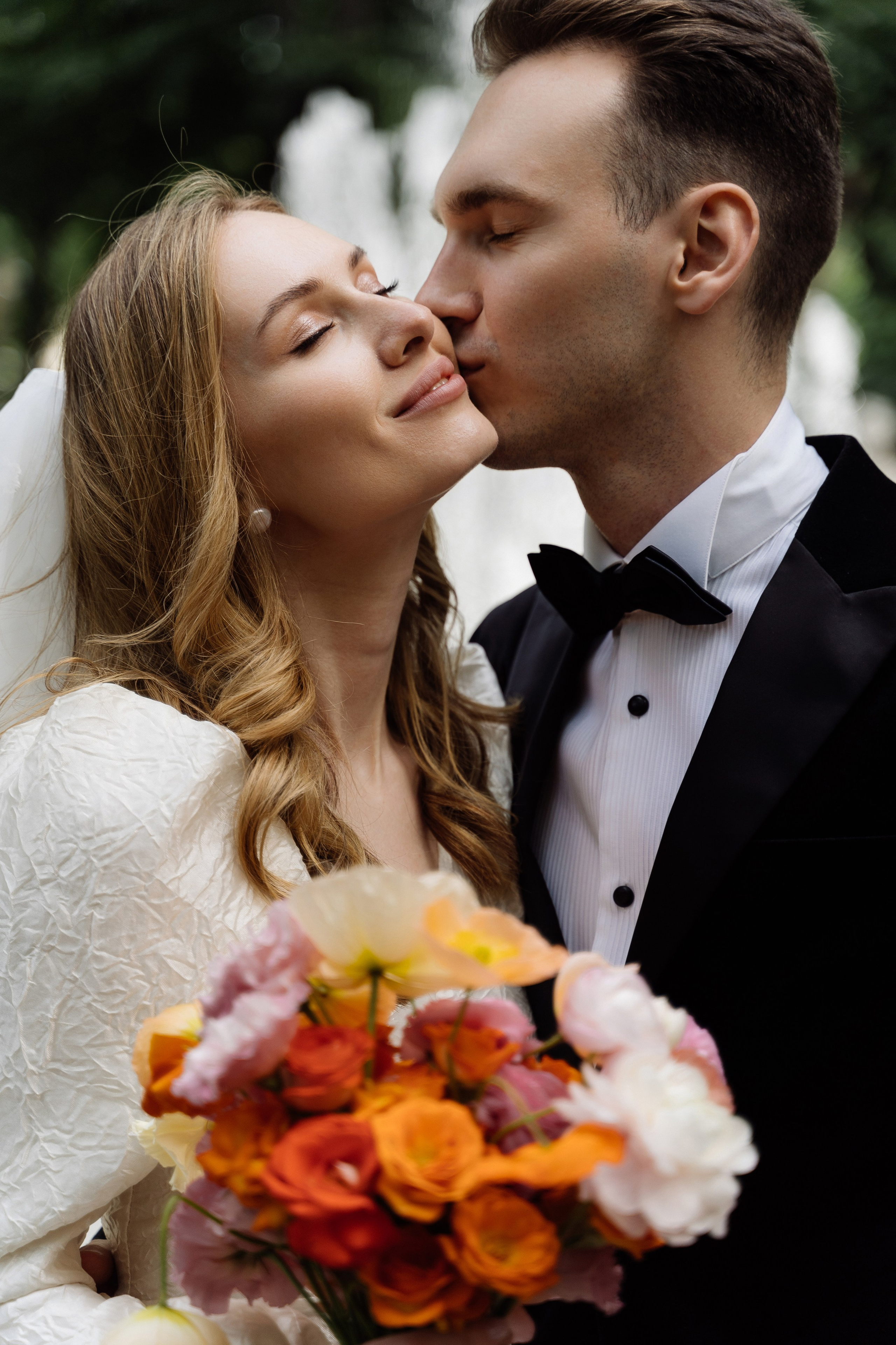 Камерная свадьба на фонтанке в сезонах. Свадебный фотограф организатор в Санкт-Петербурге Ассоль Опарина