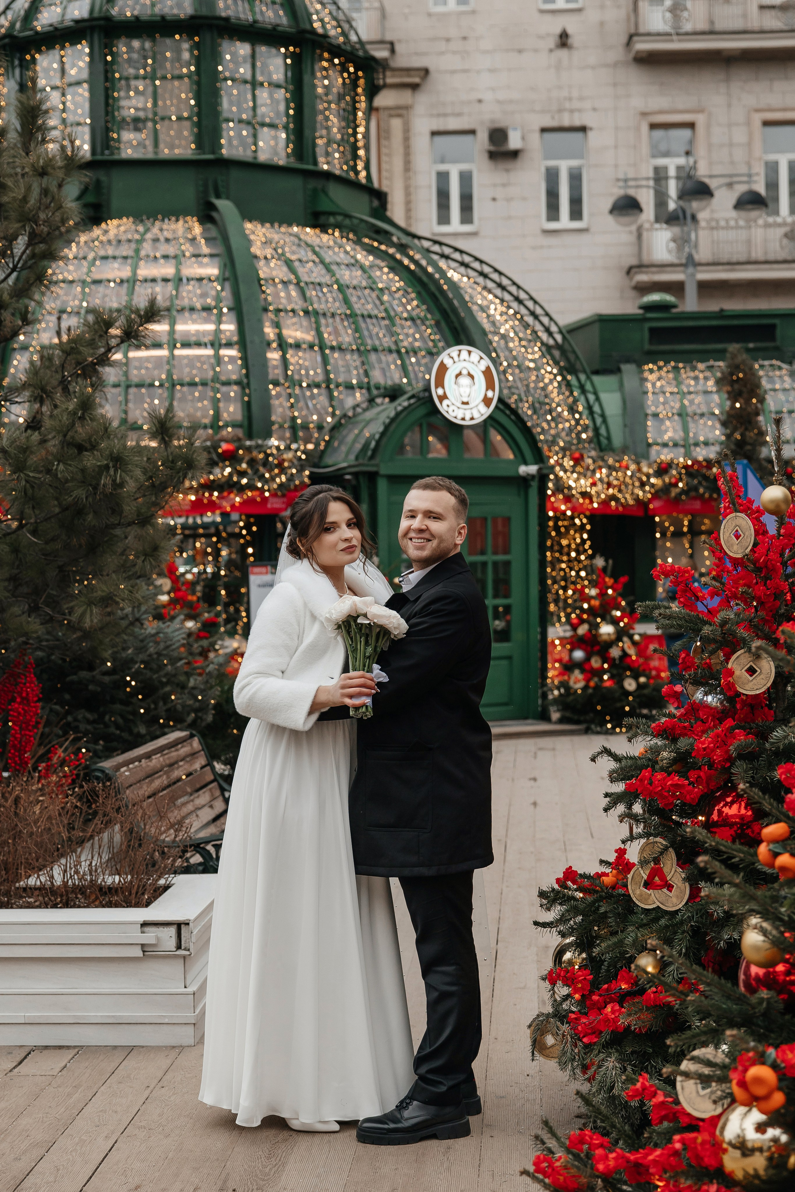 Свадебная прогулка зимой на Новогодней Ярмарке в Москве