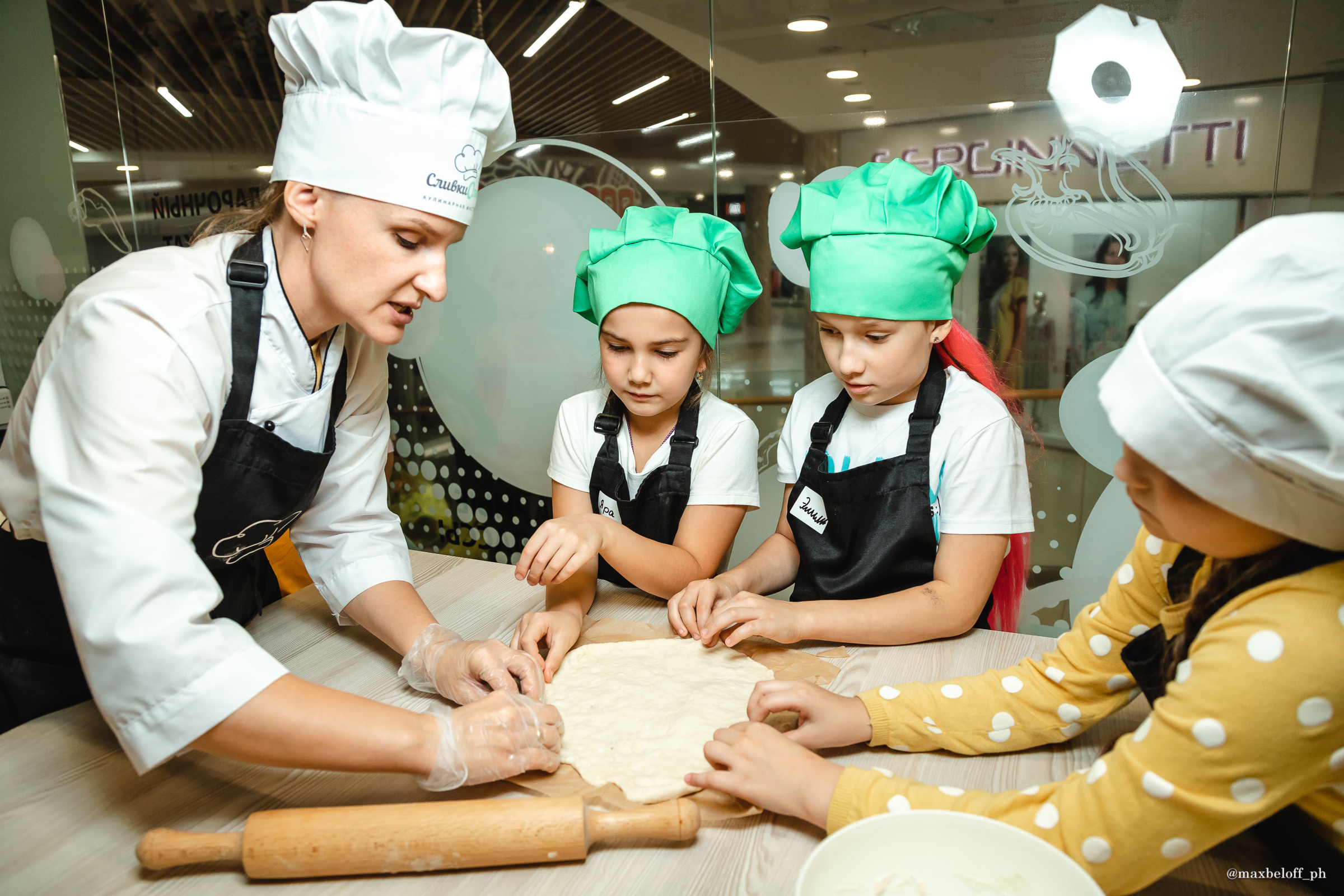 День рождения в кулинарной студии Сливки Оливки. Семейный фотограф — Макс Белогрудов