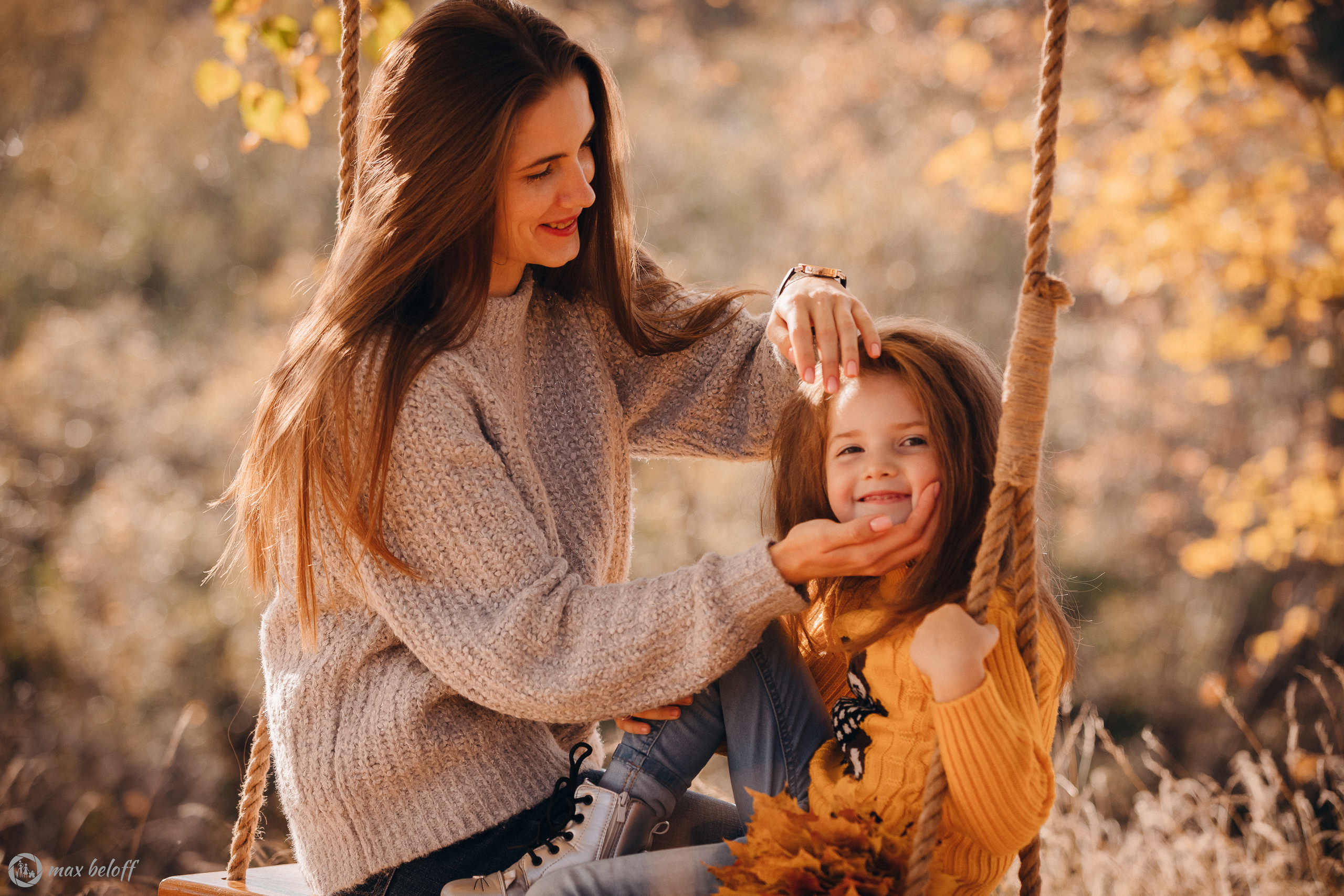 Осенние качели Светлана и Ксения. Семейный фотограф — Макс Белогрудов