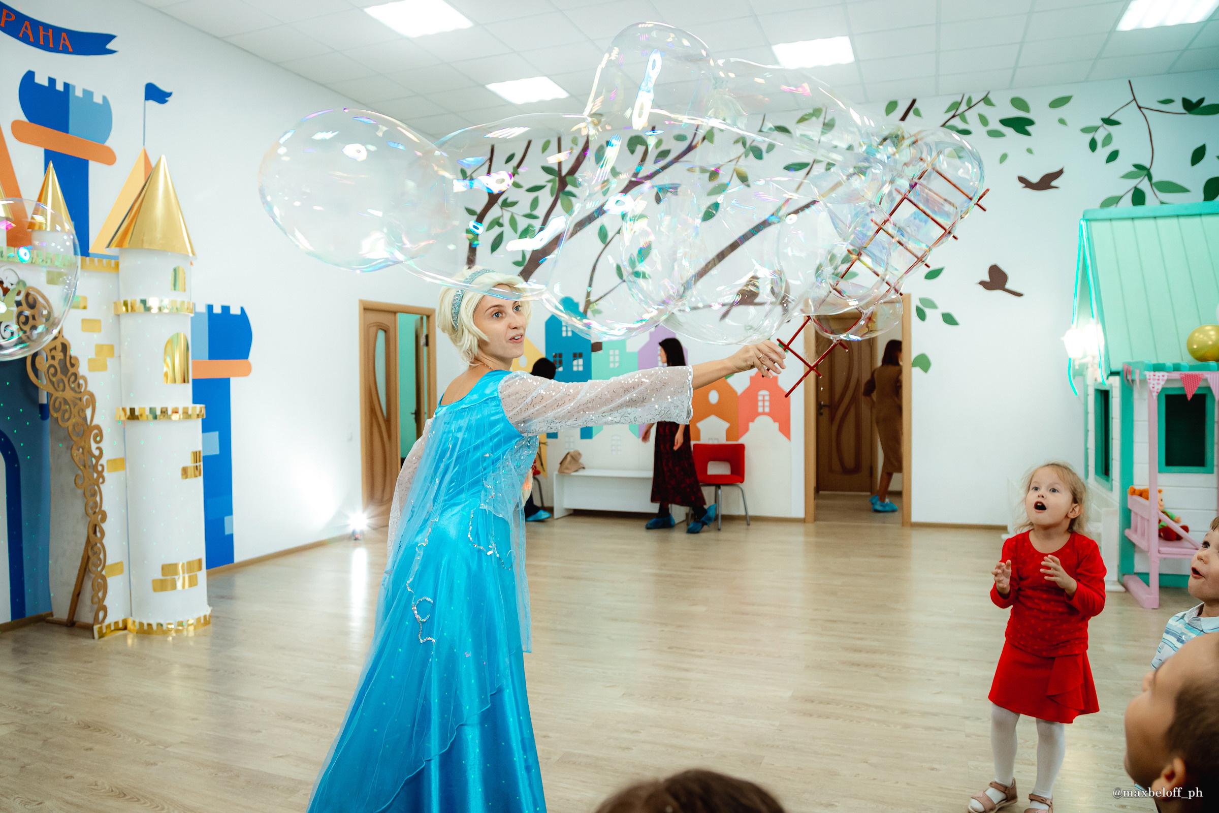 День рождения в детском центре Волшебная страна. Семейный фотограф — Макс Белогрудов