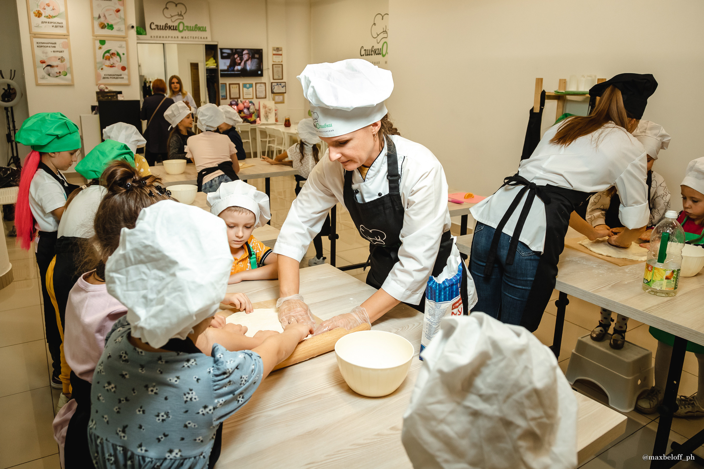 День рождения в кулинарной студии Сливки Оливки. Семейный фотограф — Макс Белогрудов