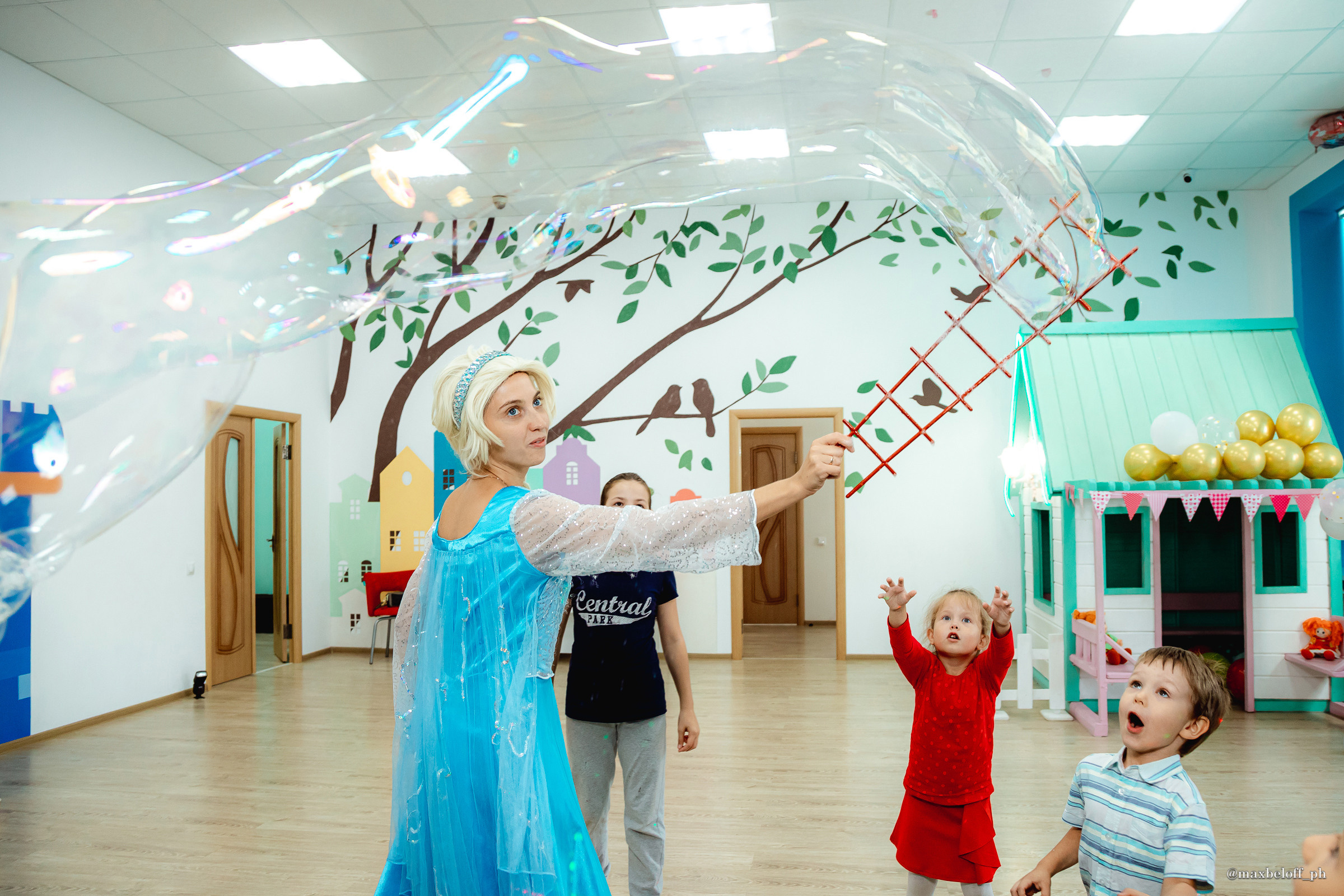 День рождения в детском центре Волшебная страна. Семейный фотограф — Макс Белогрудов