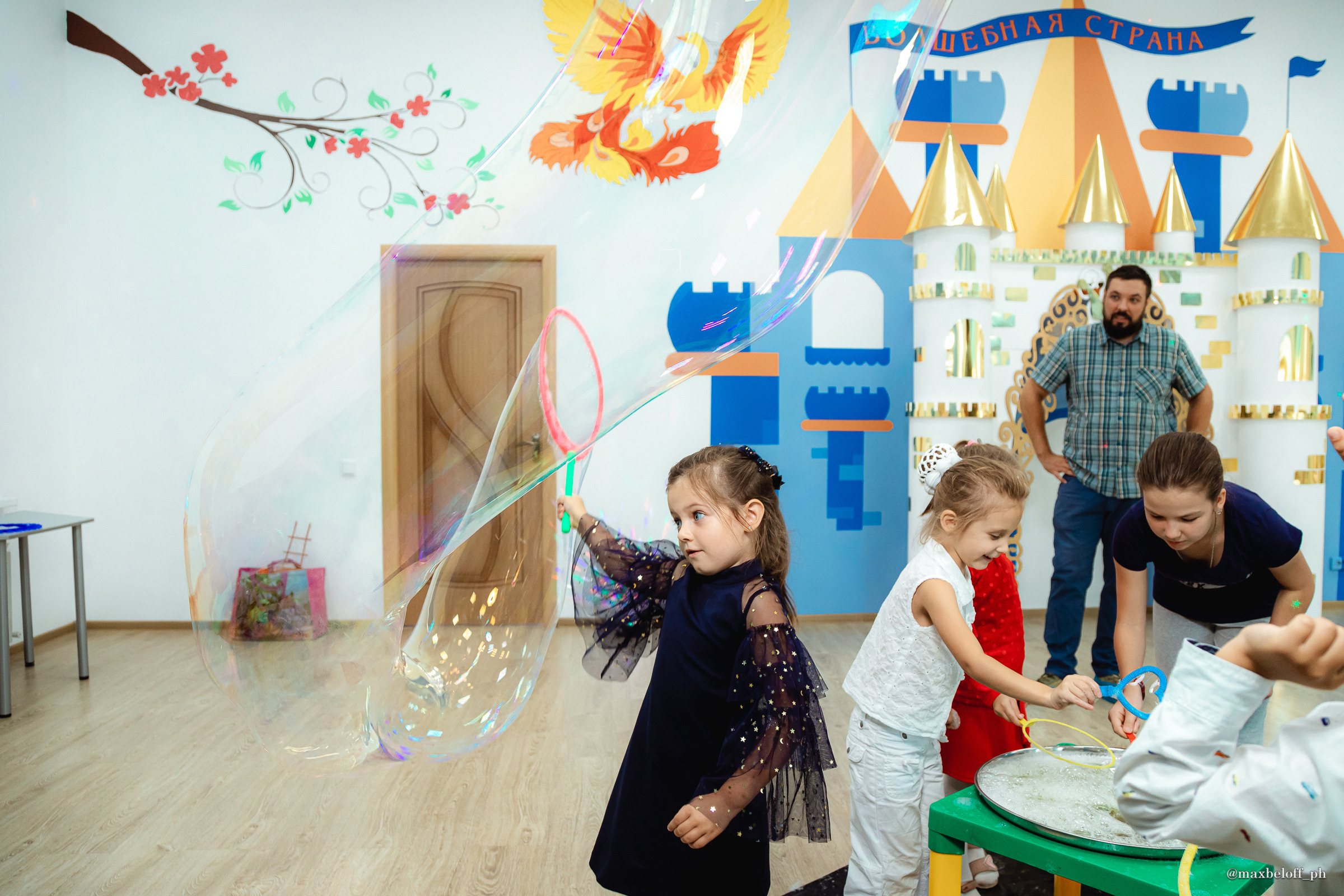 День рождения в детском центре Волшебная страна. Семейный фотограф — Макс Белогрудов