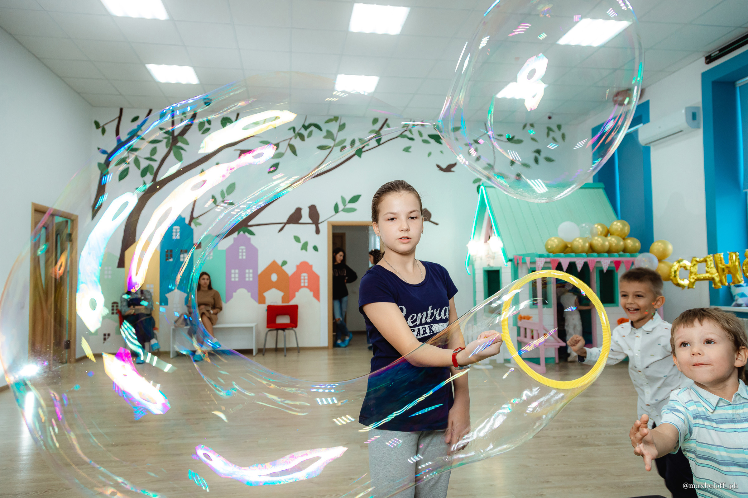 День рождения в детском центре Волшебная страна. Семейный фотограф — Макс Белогрудов