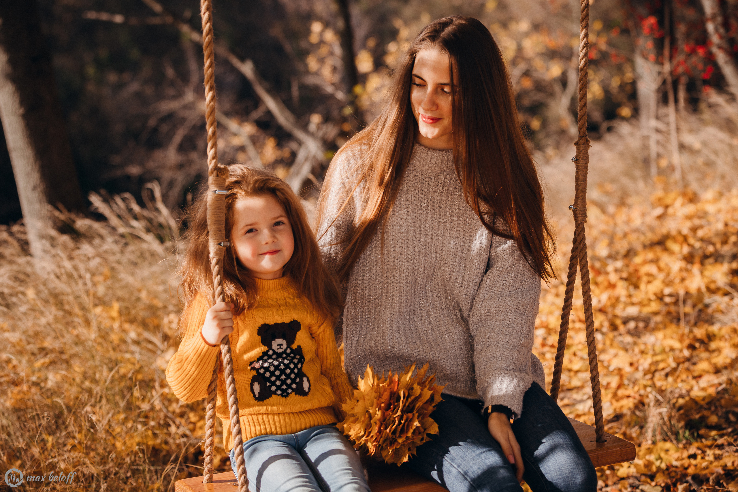 Осенние качели Светлана и Ксения. Семейный фотограф — Макс Белогрудов
