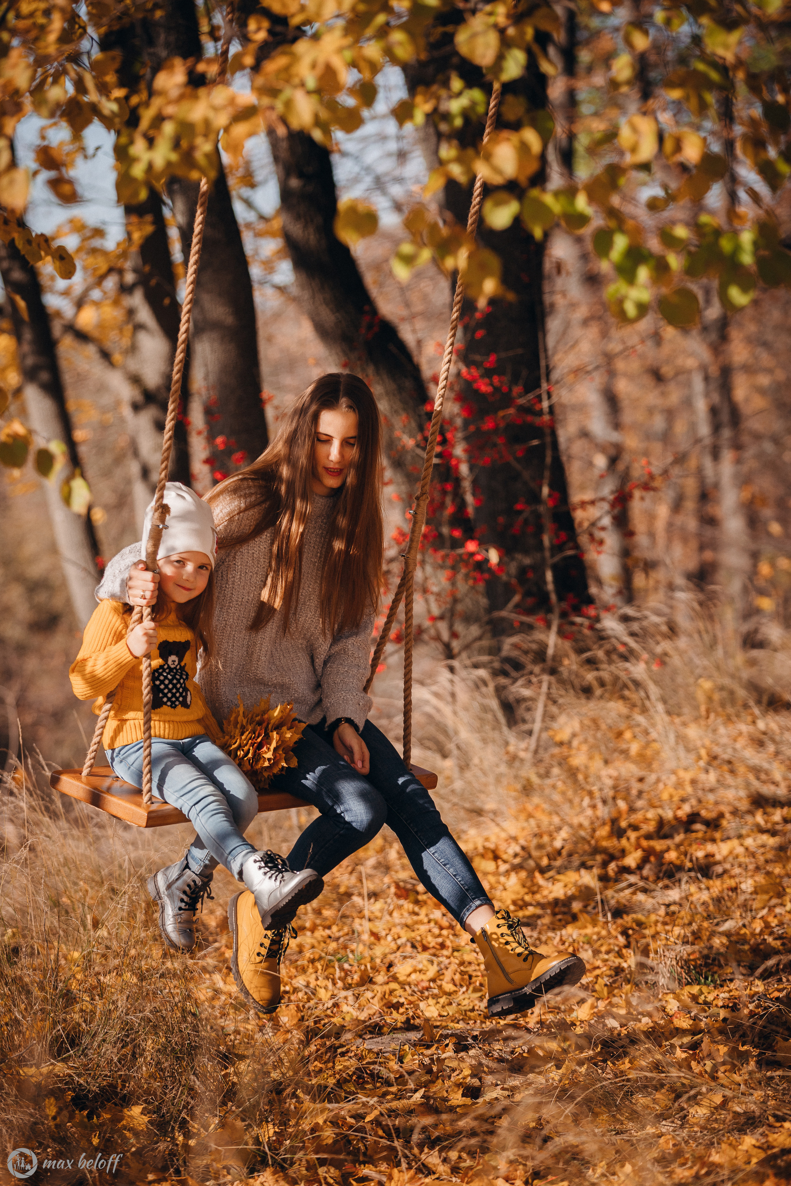 Осенние качели Светлана и Ксения. Семейный фотограф — Макс Белогрудов