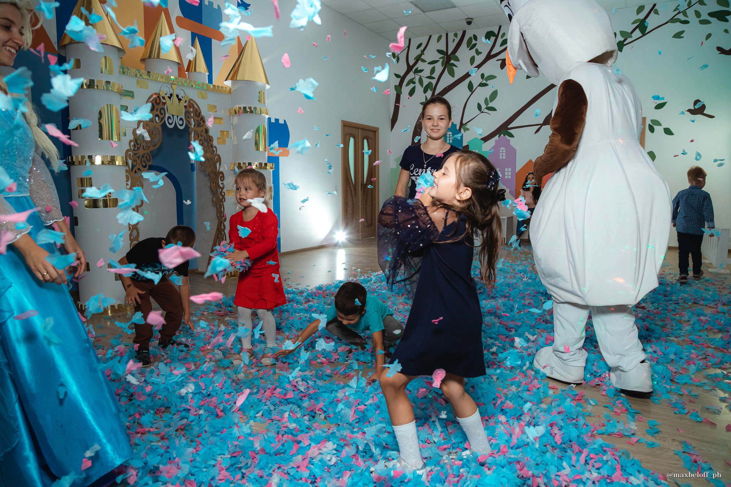 День рождения в детском центре Волшебная страна. Семейный фотограф — Макс Белогрудов