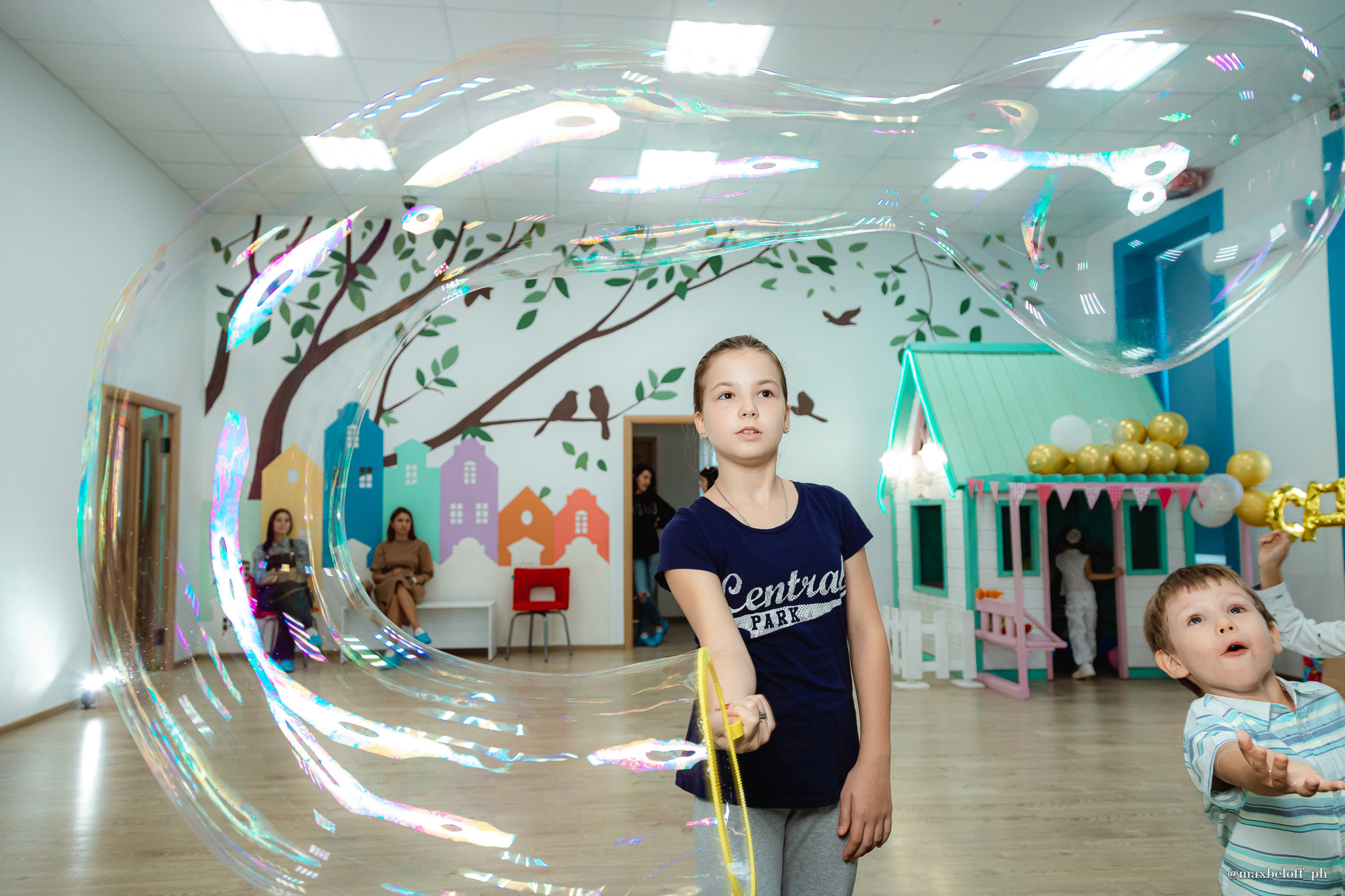 День рождения в детском центре Волшебная страна. Семейный фотограф — Макс Белогрудов