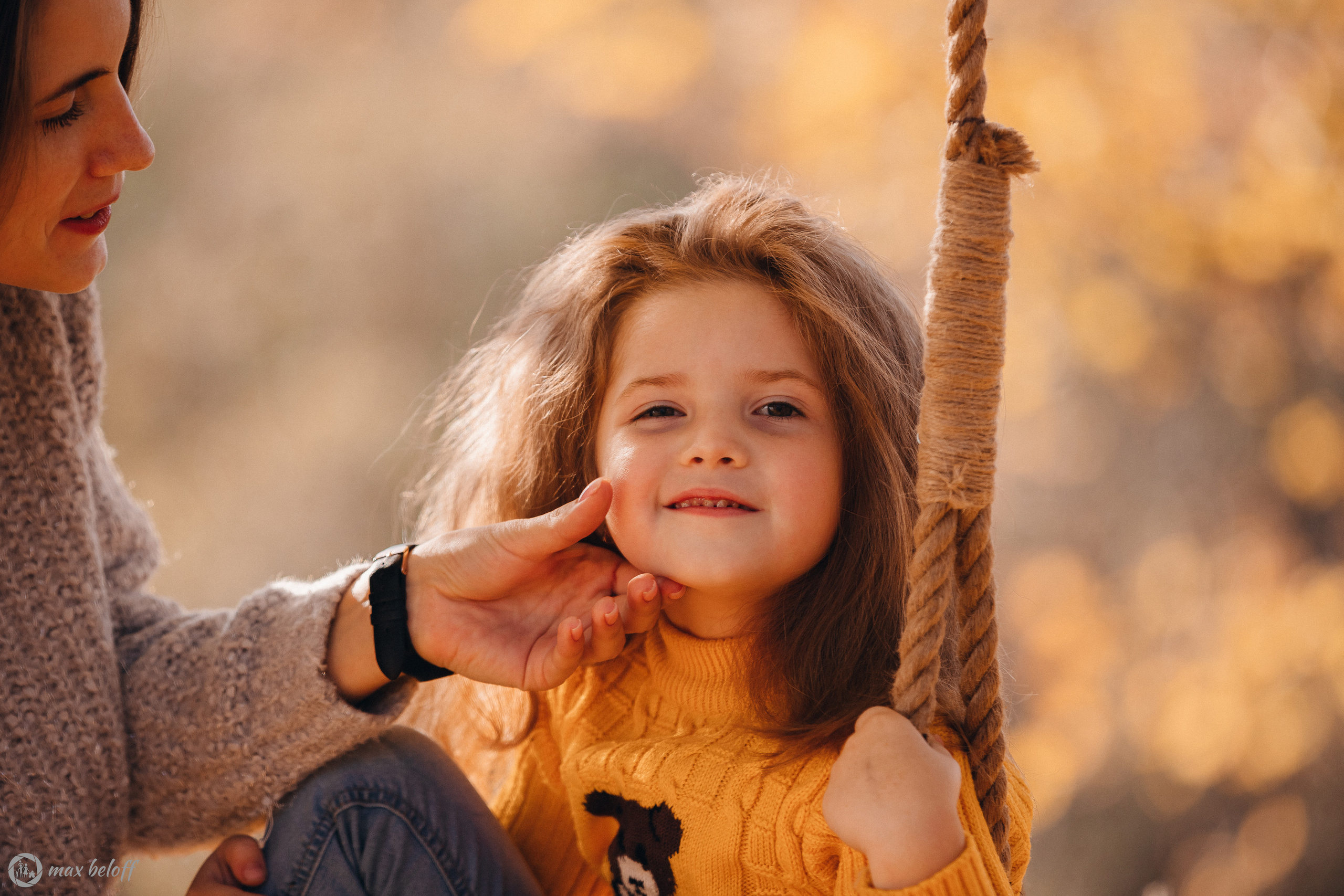 Осенние качели Светлана и Ксения. Семейный фотограф — Макс Белогрудов