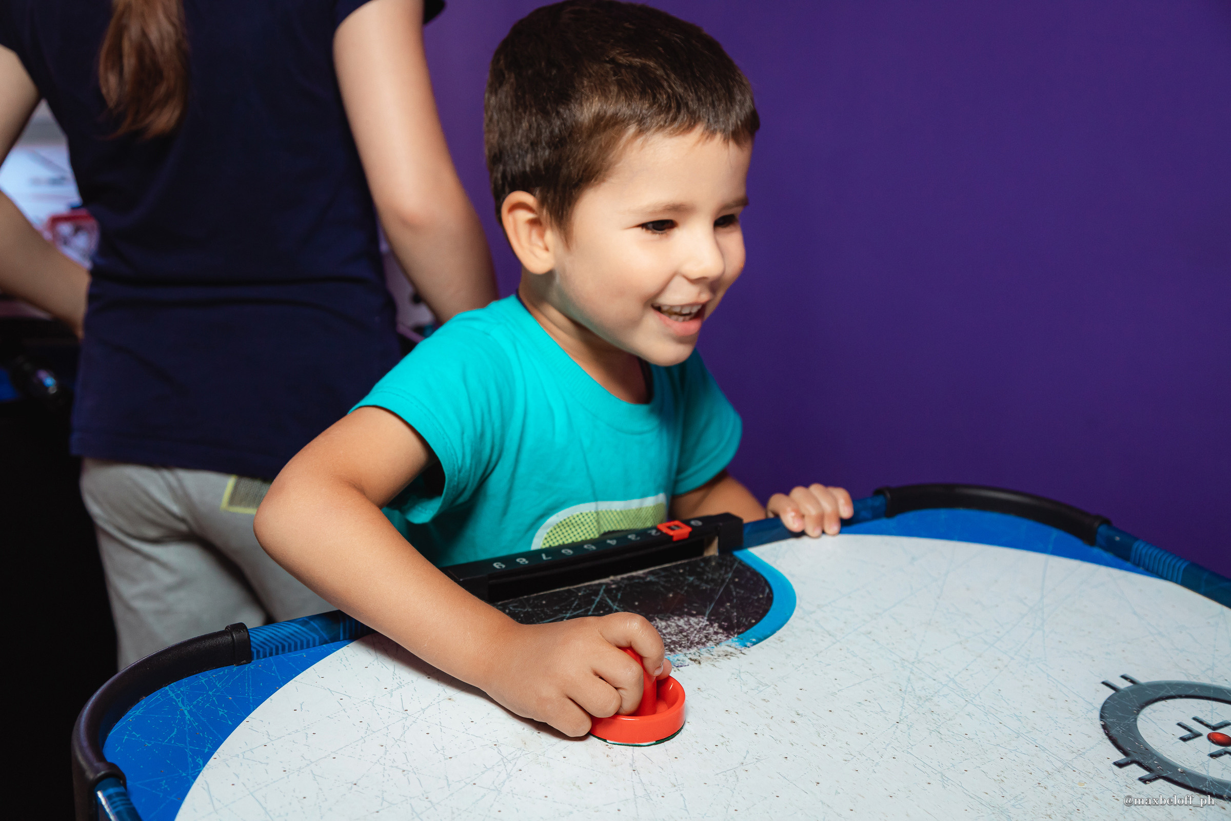 День рождения в детском центре Волшебная страна. Семейный фотограф — Макс Белогрудов