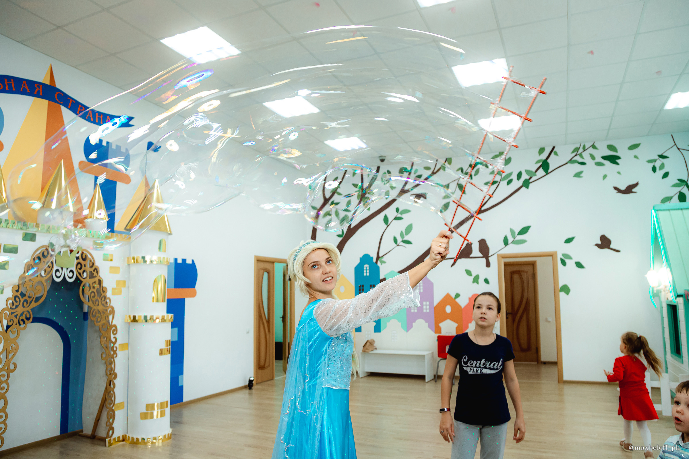 День рождения в детском центре Волшебная страна. Семейный фотограф — Макс Белогрудов