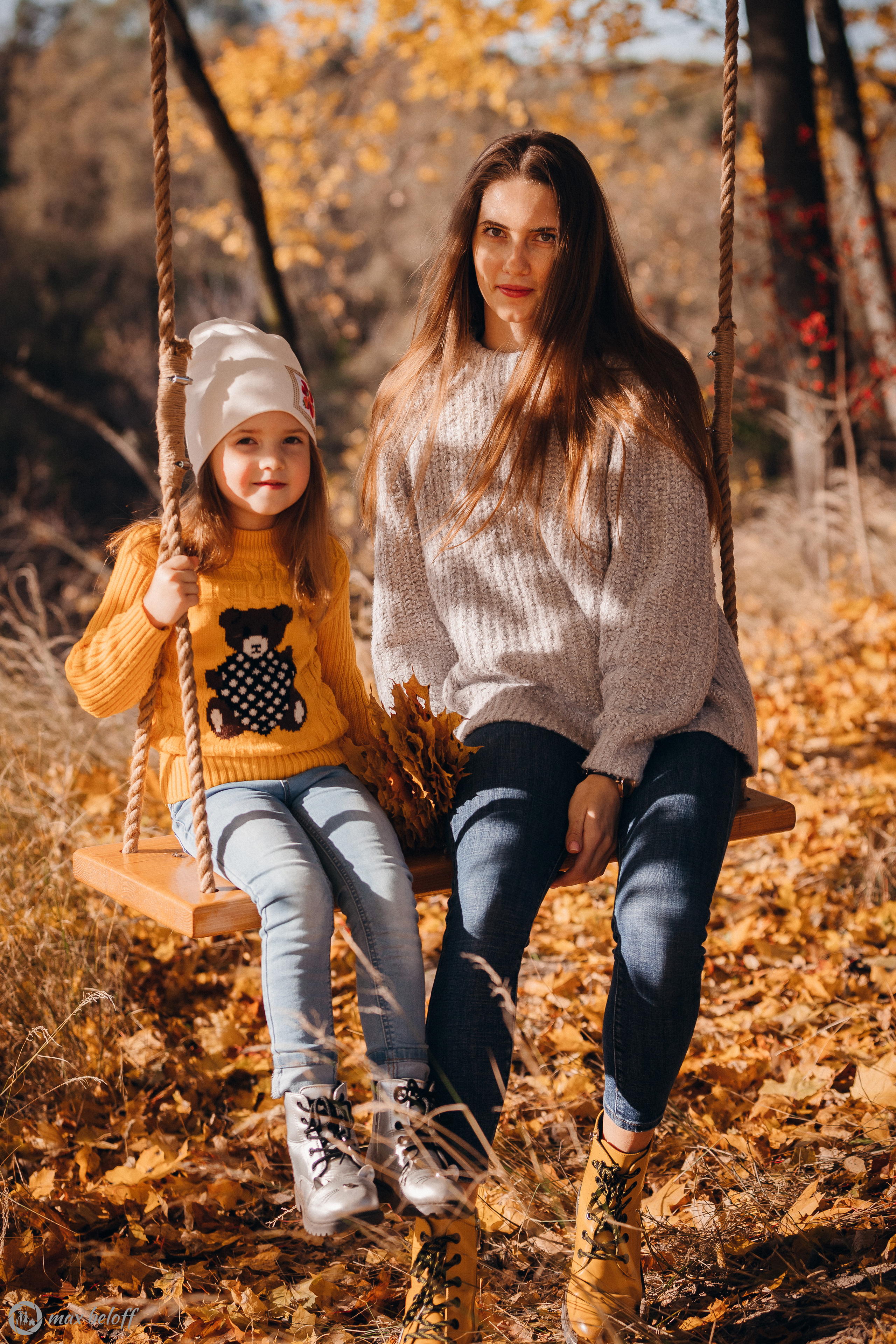 Осенние качели Светлана и Ксения. Семейный фотограф — Макс Белогрудов