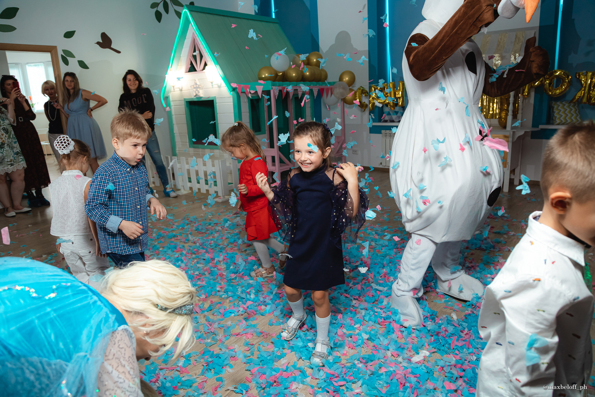 День рождения в детском центре Волшебная страна. Семейный фотограф — Макс Белогрудов
