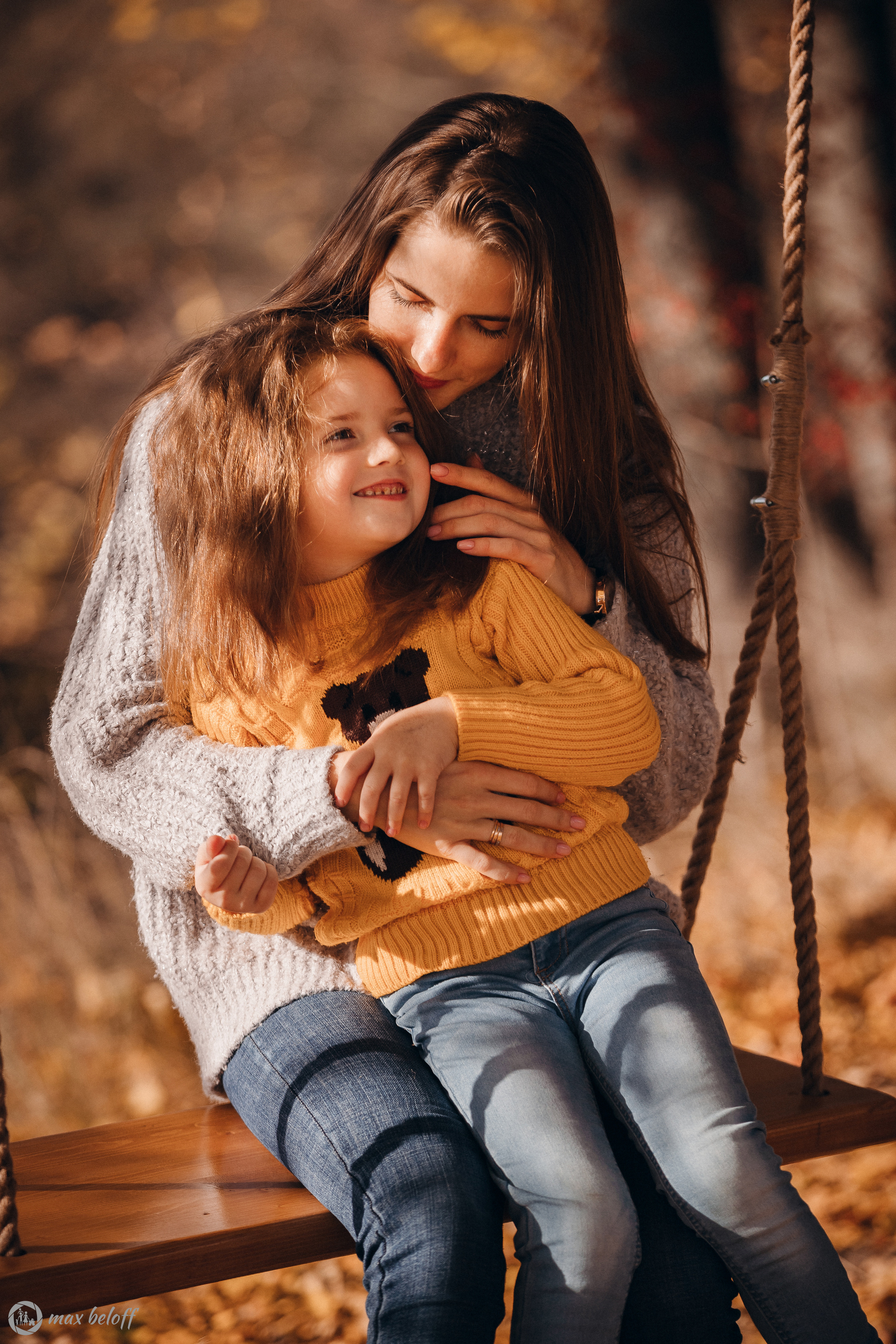 Осенние качели Светлана и Ксения. Семейный фотограф — Макс Белогрудов