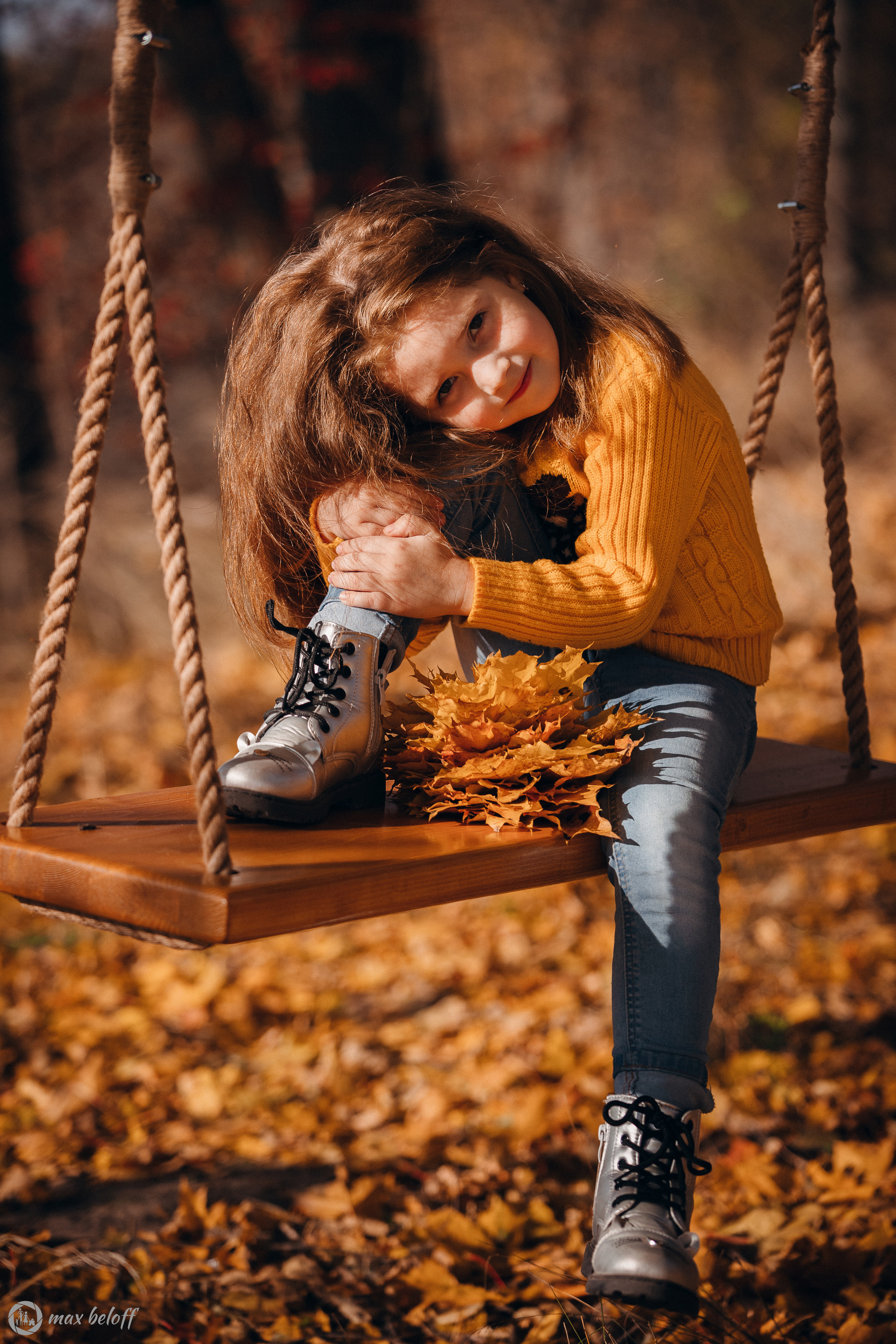 Осенние качели Светлана и Ксения. Семейный фотограф — Макс Белогрудов