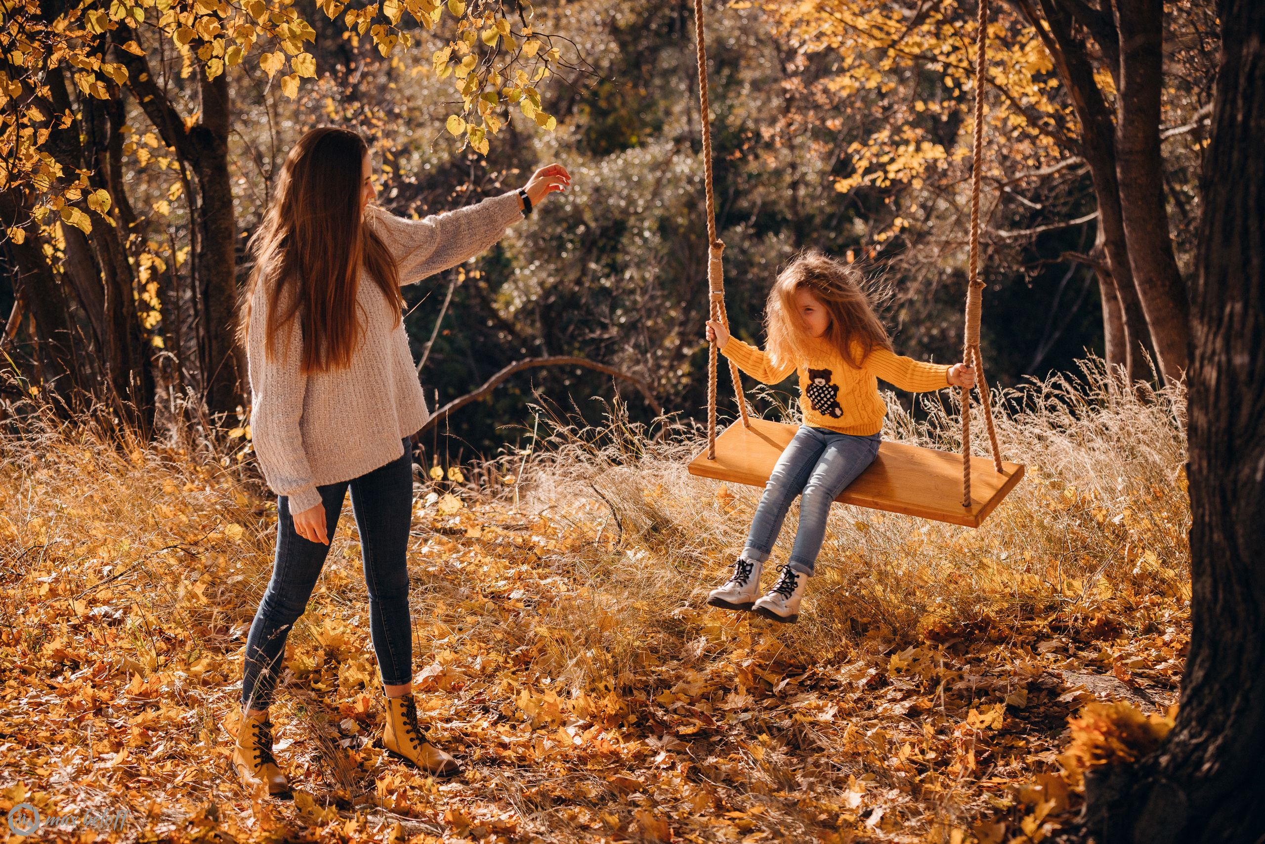 Осенние качели Светлана и Ксения. Семейный фотограф — Макс Белогрудов
