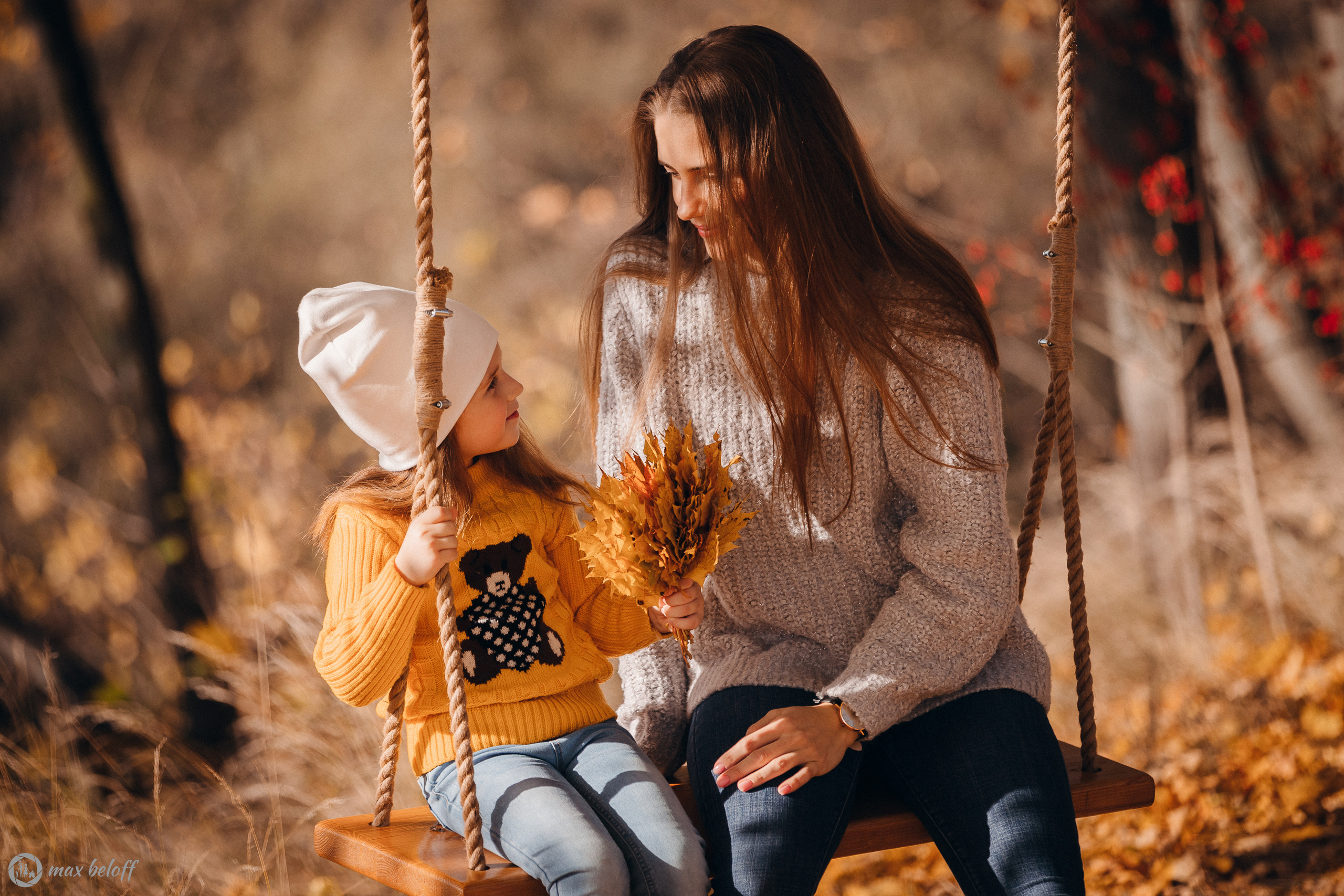 Осенние качели Светлана и Ксения. Семейный фотограф — Макс Белогрудов
