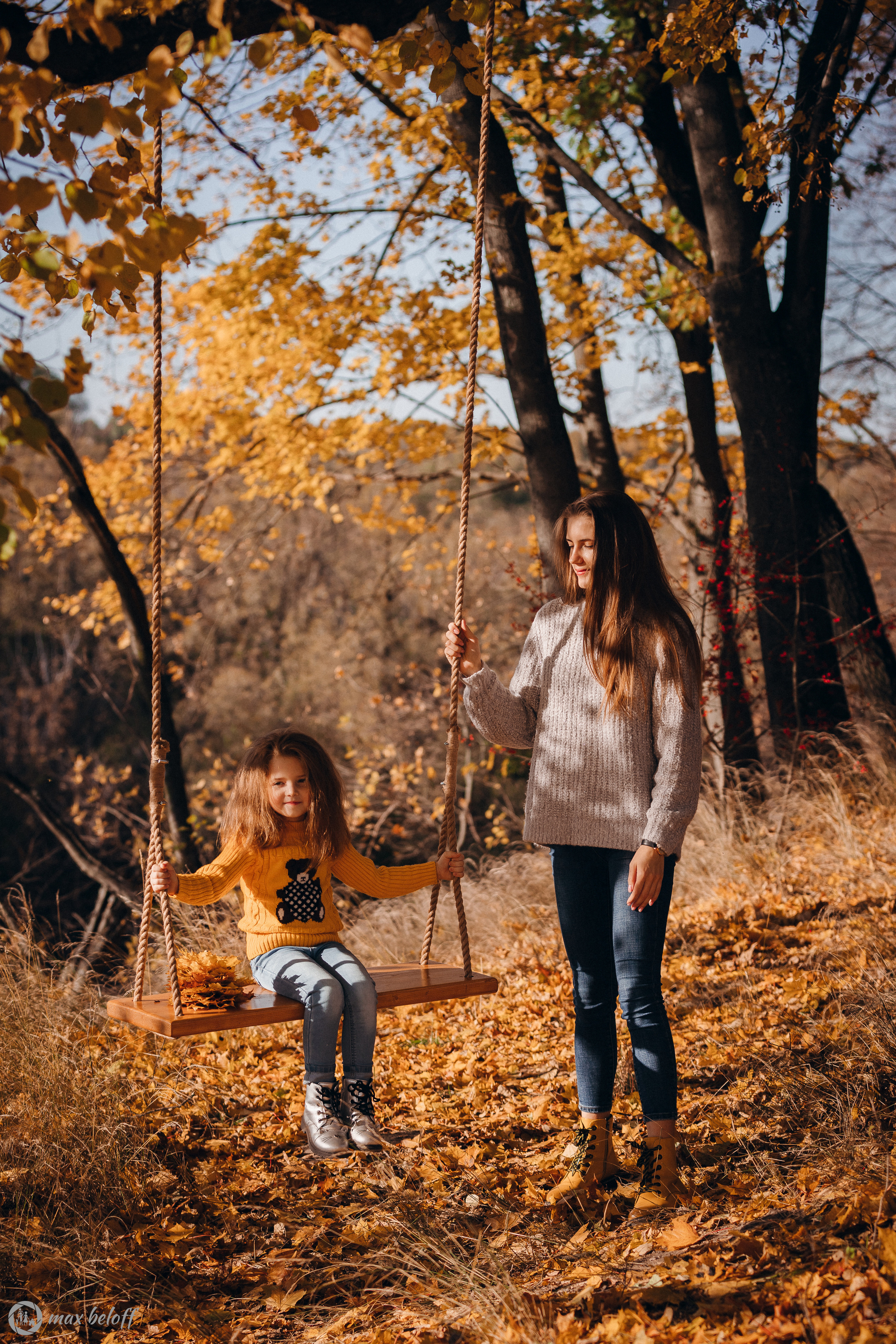 Осенние качели Светлана и Ксения. Семейный фотограф — Макс Белогрудов