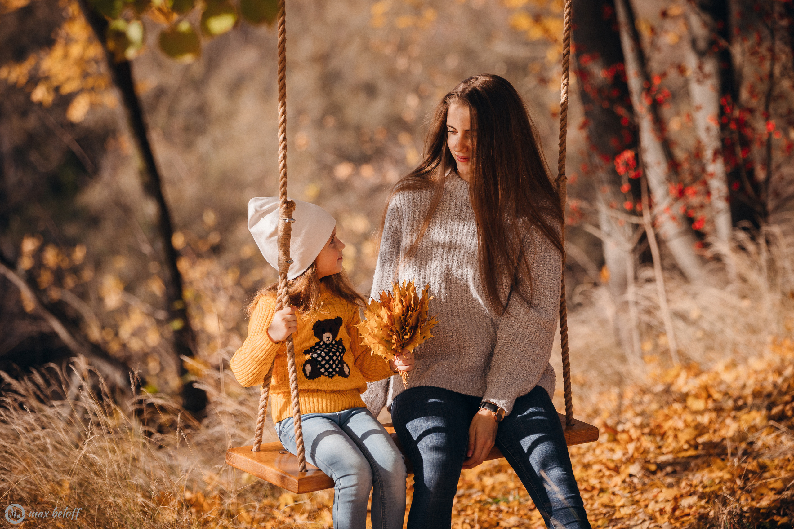 Осенние качели Светлана и Ксения. Семейный фотограф — Макс Белогрудов