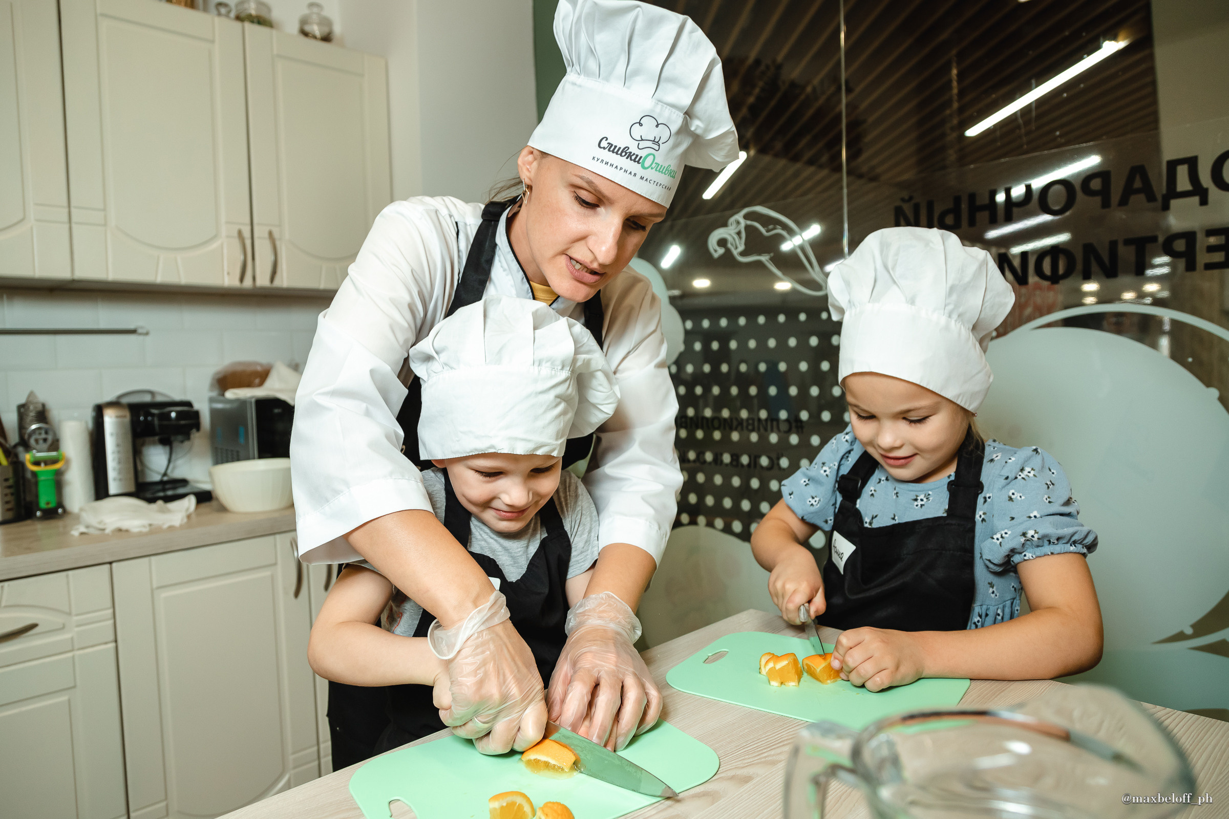 День рождения в кулинарной студии Сливки Оливки. Семейный фотограф — Макс Белогрудов