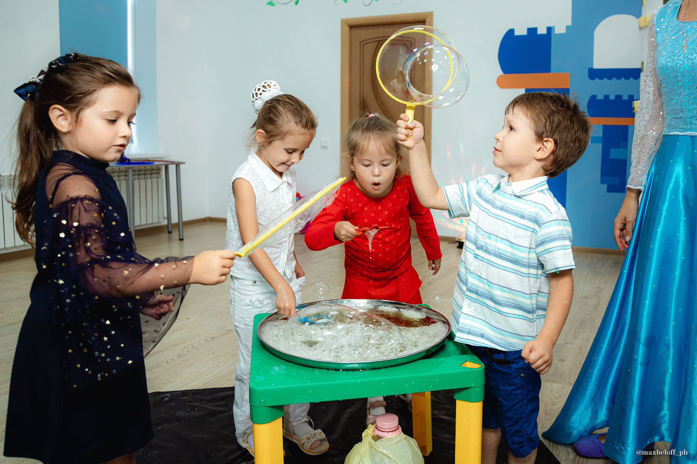 День рождения в детском центре Волшебная страна. Семейный фотограф — Макс Белогрудов