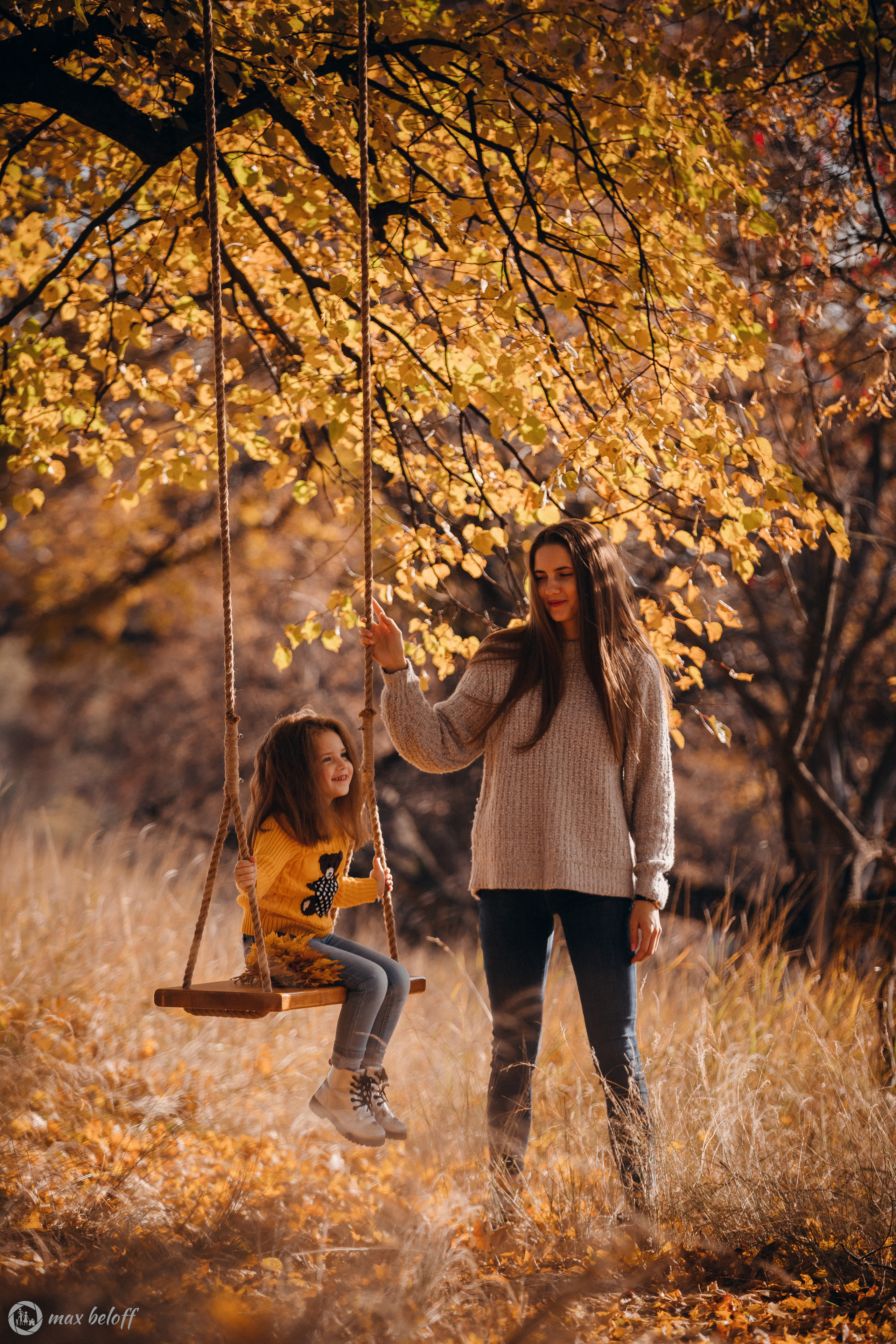 Осенние качели Светлана и Ксения. Семейный фотограф — Макс Белогрудов