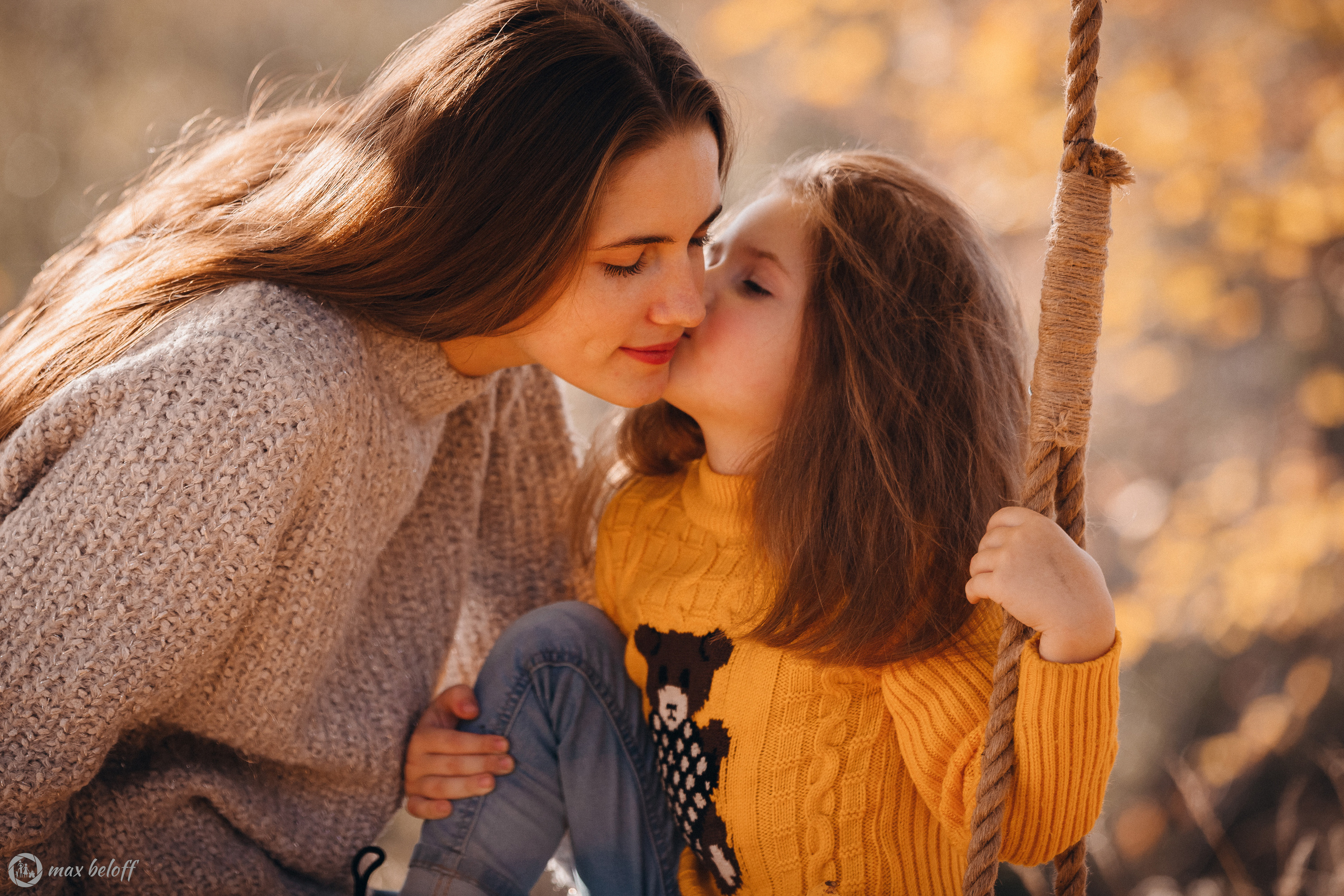 Осенние качели Светлана и Ксения. Семейный фотограф — Макс Белогрудов