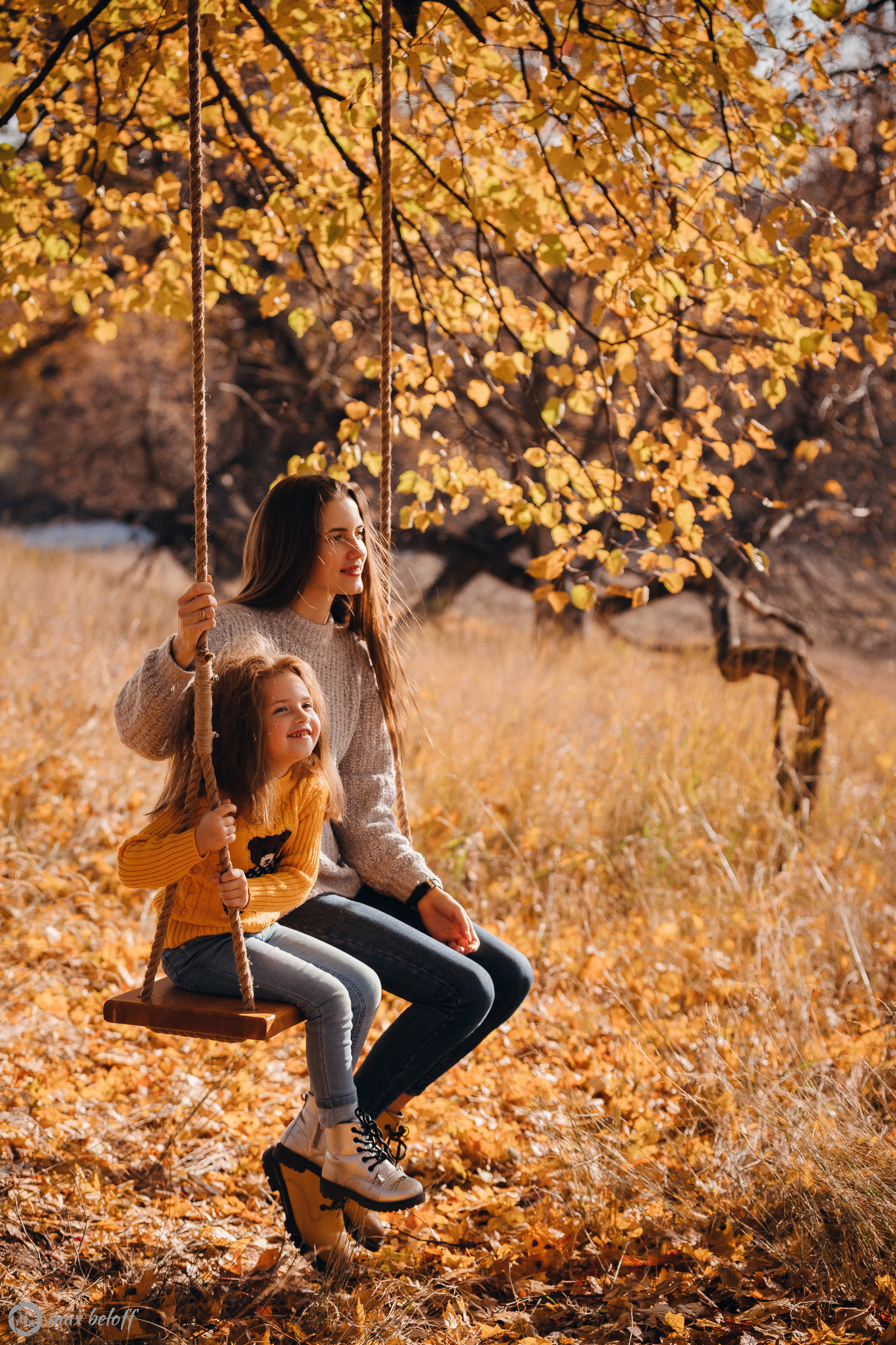 Осенние качели Светлана и Ксения. Семейный фотограф — Макс Белогрудов