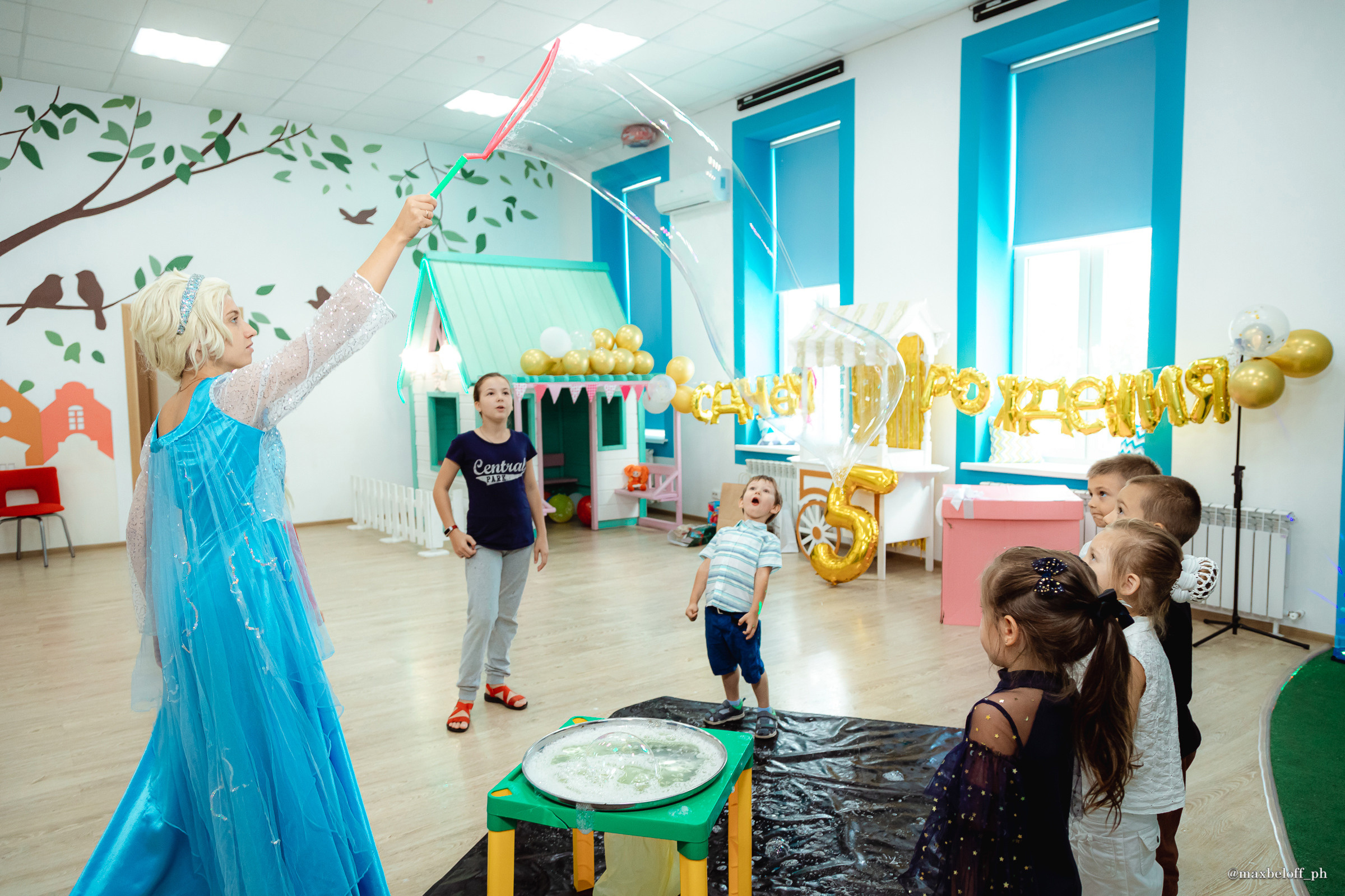 День рождения в детском центре Волшебная страна. Семейный фотограф — Макс Белогрудов