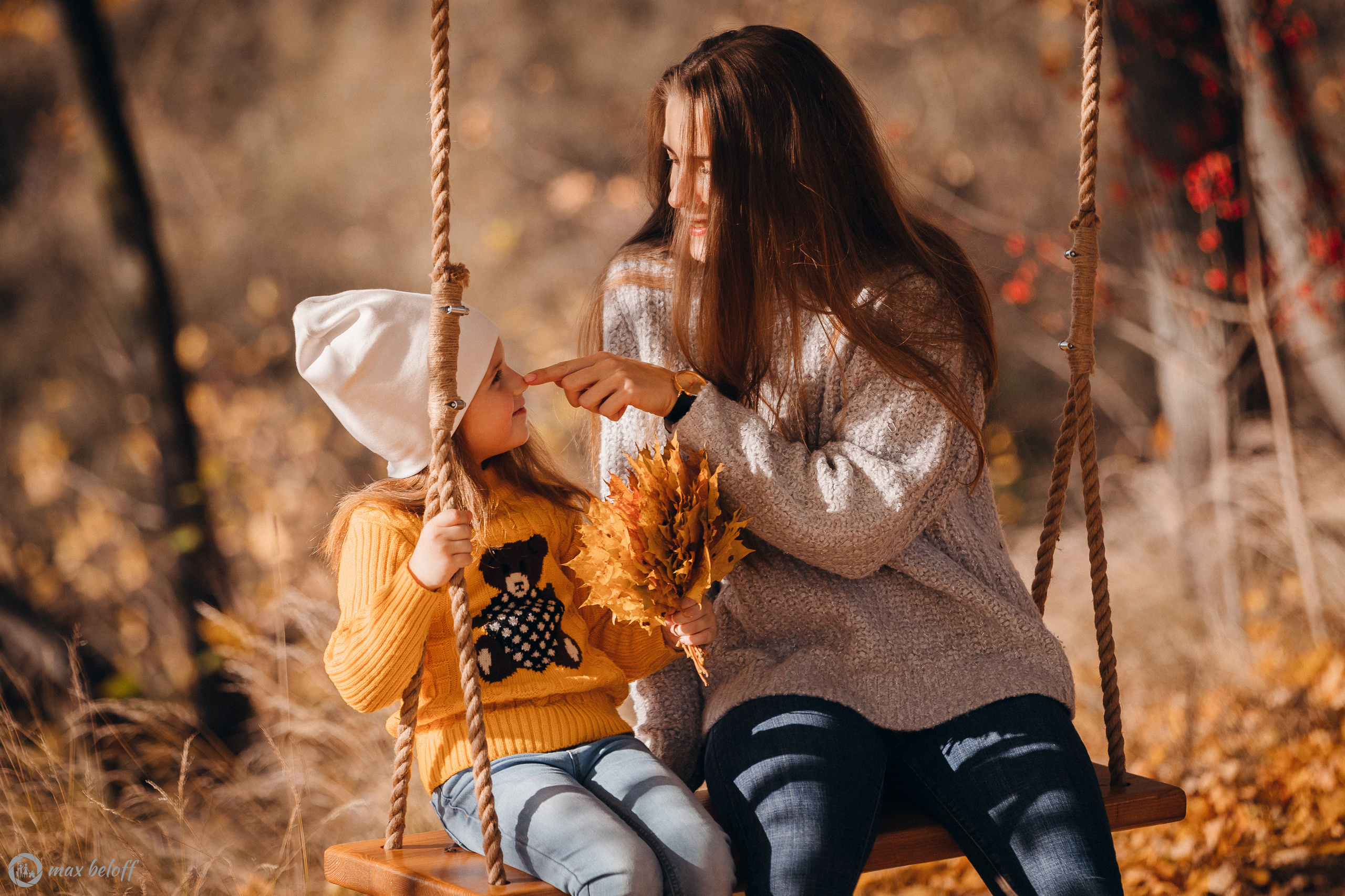 Осенние качели Светлана и Ксения. Семейный фотограф — Макс Белогрудов