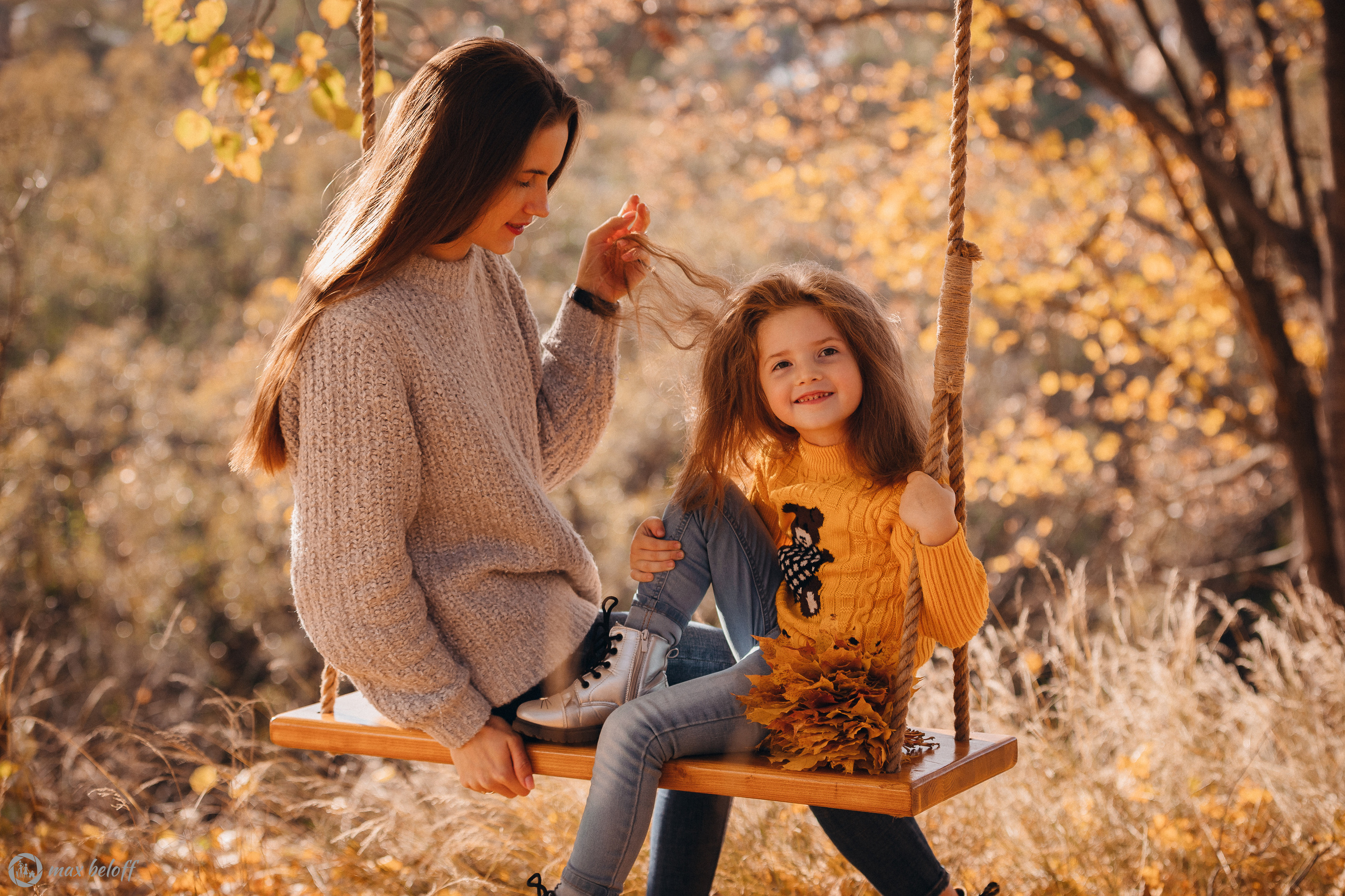 Осенние качели Светлана и Ксения. Семейный фотограф — Макс Белогрудов