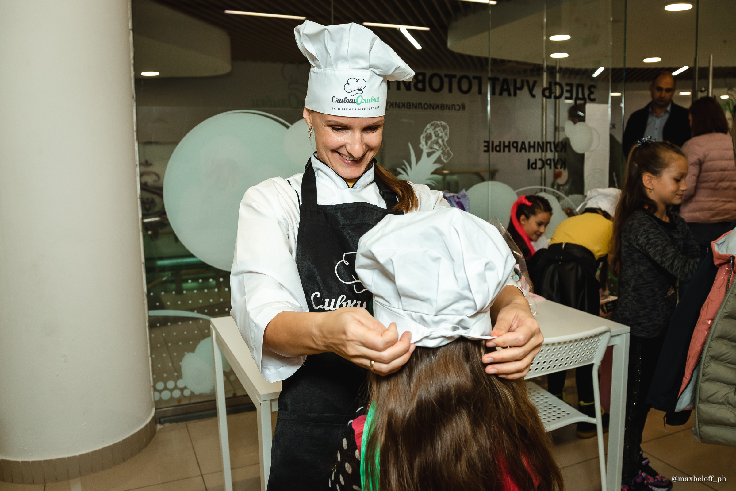 День рождения в кулинарной студии Сливки Оливки. Семейный фотограф — Макс Белогрудов